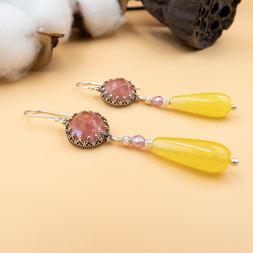 עגילי כסף עם אופליט ורדרד בגוון חלבי ואגת צהובה בגימור מלוטש – עגילים עם אנרגיה חיובית
ורוד רך וצהוב חמים יוצרים יחד מראה צעיר, טבעי ומלא רוך. כל אבן נבחרת בקפידה, והעיצוב משלב נינוחות עם סטייל. תכשיט ייחודי שמתאים גם ליום־יום וגם לאירוע קליל.