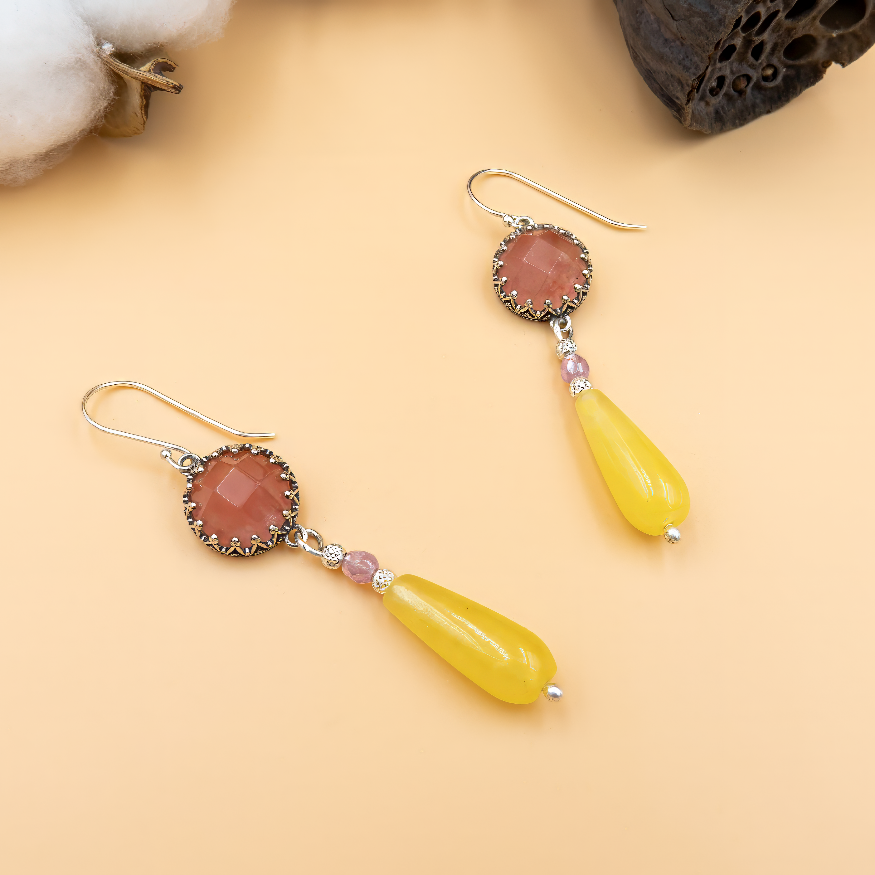 עגילי כסף עם אופליט ורוד חלב וטיפת אגת צהובה – כמו זריחה עדינה על האוזניים
הגוונים הבהירים יוצרים שילוב מרענן ונעים לעין – ורוד של רוך וצהוב של שמחה. הכסף מוסיף נגיעה מודרנית ונקייה, והעגילים זורמים בעדינות עם כל תנועה.