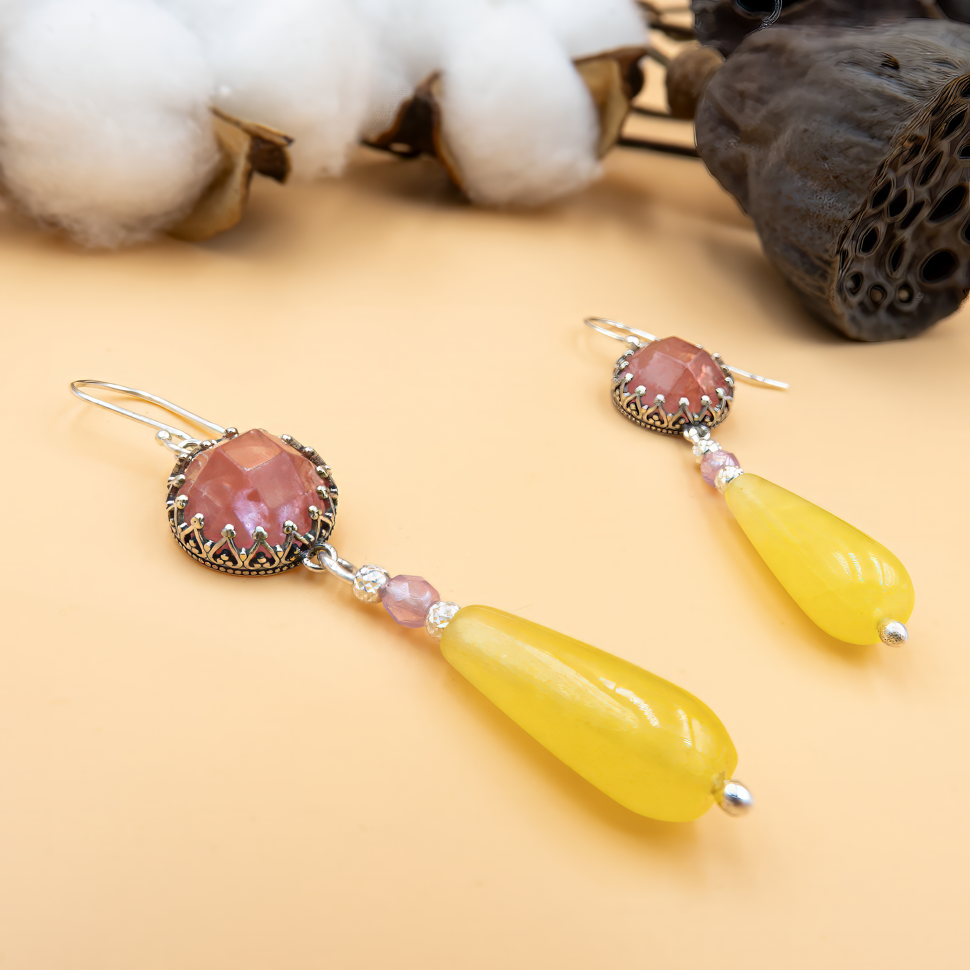 עגילים תלויים בעבודת יד מכסף עם אופליט ורוד ואגת צהובה – תכשיט שמשלב נשיות, חמימות ואור פנימי
שילוב צבעים מעודן ומלא הרמוניה: ורוד פסטלי רך של אופליט פוגש טיפה שקופה בגוון צהוב שמשי של אגת. הכסף מעניק מסגרת אלגנטית ונקייה, והאבנים יוצרות יחד תכשיט שמחמיא לכל גוון עור ומעניק מראה רענן, שמח ונשי. מושלם כמתנה עם כוונה טובה או כתוספת קלילה למראה יומיומי עם טוויסט מיוחד.