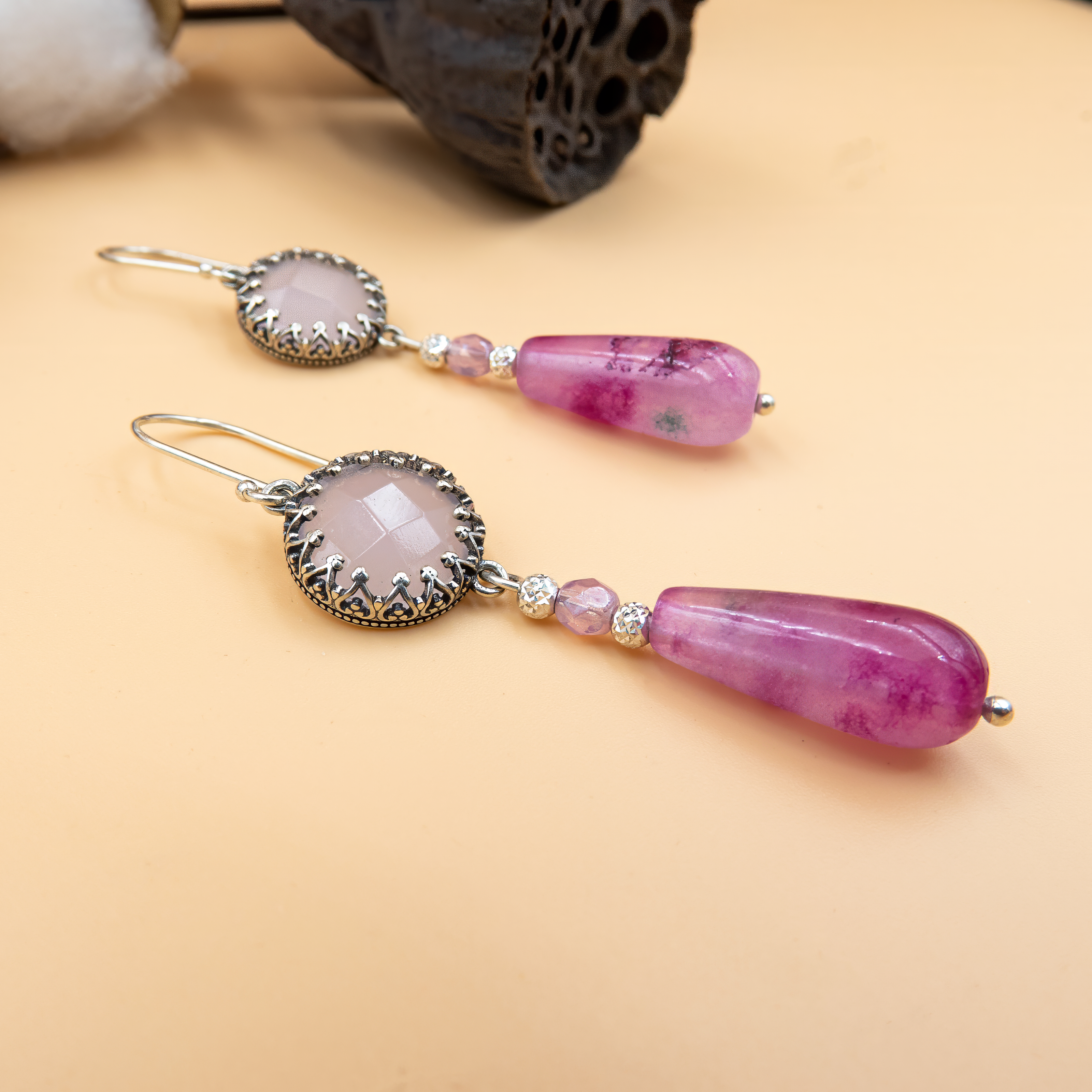 עגילים תלויים מכסף סטרלינג 925, המשלבים אבני אופליט ורודות עם טיפת אגת פוקסיה ורודה בוהקת, ליצירת מראה עדין ומרענן, מתאים ללבישה יום יומית או לאירועים עם נגיעה של קסם וצבע.