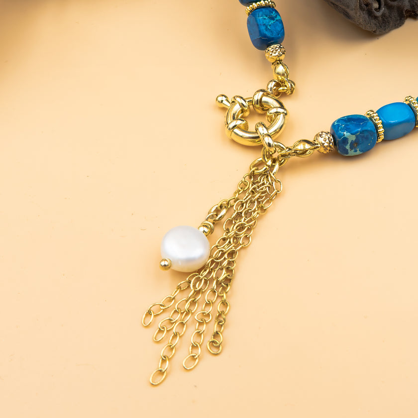 תקריב של סוגר ותליון בצמיד בעבודת יד. הסוגר עשוי מכסף סטרלינג (או חומר אחר, לפי הצורך) ומעוצב בקווים נקיים ואלגנטיים לנעילה נוחה ובטוחה. התליון הקטן משתלב בעיצוב הצמיד ומוסיף לו טאץ' אישי ועדין – יכול להיות בצורת לב, כוכב, אבן טבעית או סמל עם משמעות. התמונה מדגישה את תשומת הלב לפרטים הקטנים והגימור האיכותי של עבודת היד. אלמנטים אלו מוסיפים לא רק יופי אלא גם תחושת ייחוד לתכשיט כולו.

