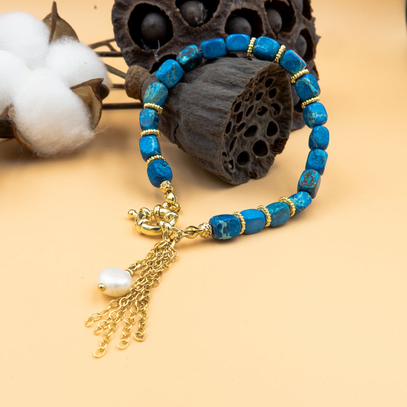 תכשיט עם נוכחות שקטה – צמיד עשוי ג'ספר טבעי בגוונים משתנים, בשילוב תליון קטן שמעניק לו מראה מלא חן. עיצוב מינימליסטי אך ייחודי שמתאים לכל גיל ולכל סגנון – לבילוי, לעבודה או לאירוע חגיגי. עבודת יד מוקפדת מחומרים איכותיים, מעניקה לכל פריט תחושת ייחודיות. האבן נחשבת למרפאה רגשית ולמגינה אנרגטית, מה שהופך את הצמיד למתנה עם משמעות אישית ונוגעת ללב.

