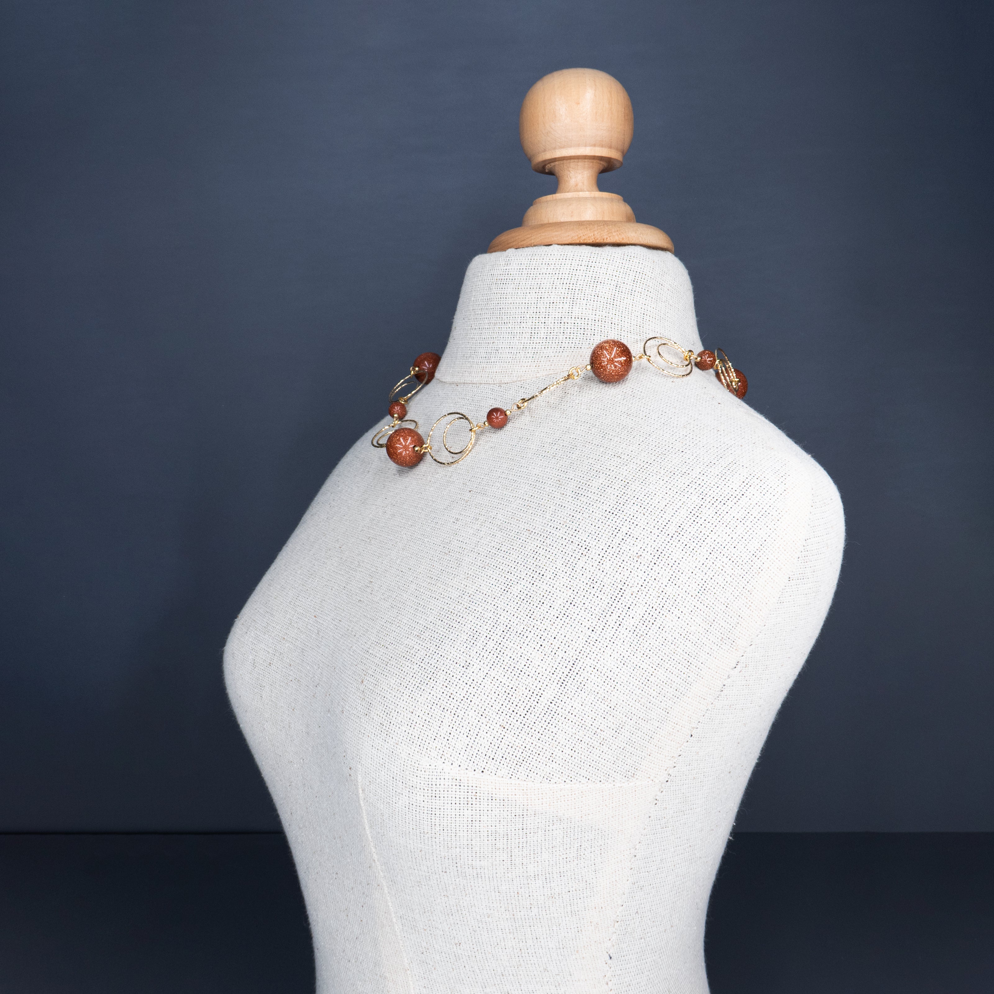 שרשרת בעיצוב קלאסי־אורגני עם אבני אוונטיורין חומות שנבחרו בקפידה לפי צבען ואופיין. האבן עצמה מזוהה עם יציבות פנימית, בטחון עצמי וקרבה לאנרגיה של אדמה. תכשיט בגוונים עמוקים שמחמיאים לגווני עור רבים, ומתאים לכל עונה. העיצוב מדויק אך לא נוקשה, ומאפשר לאבן עצמה לספר את הסיפור – שקט, חם, ומלא נוכחות.