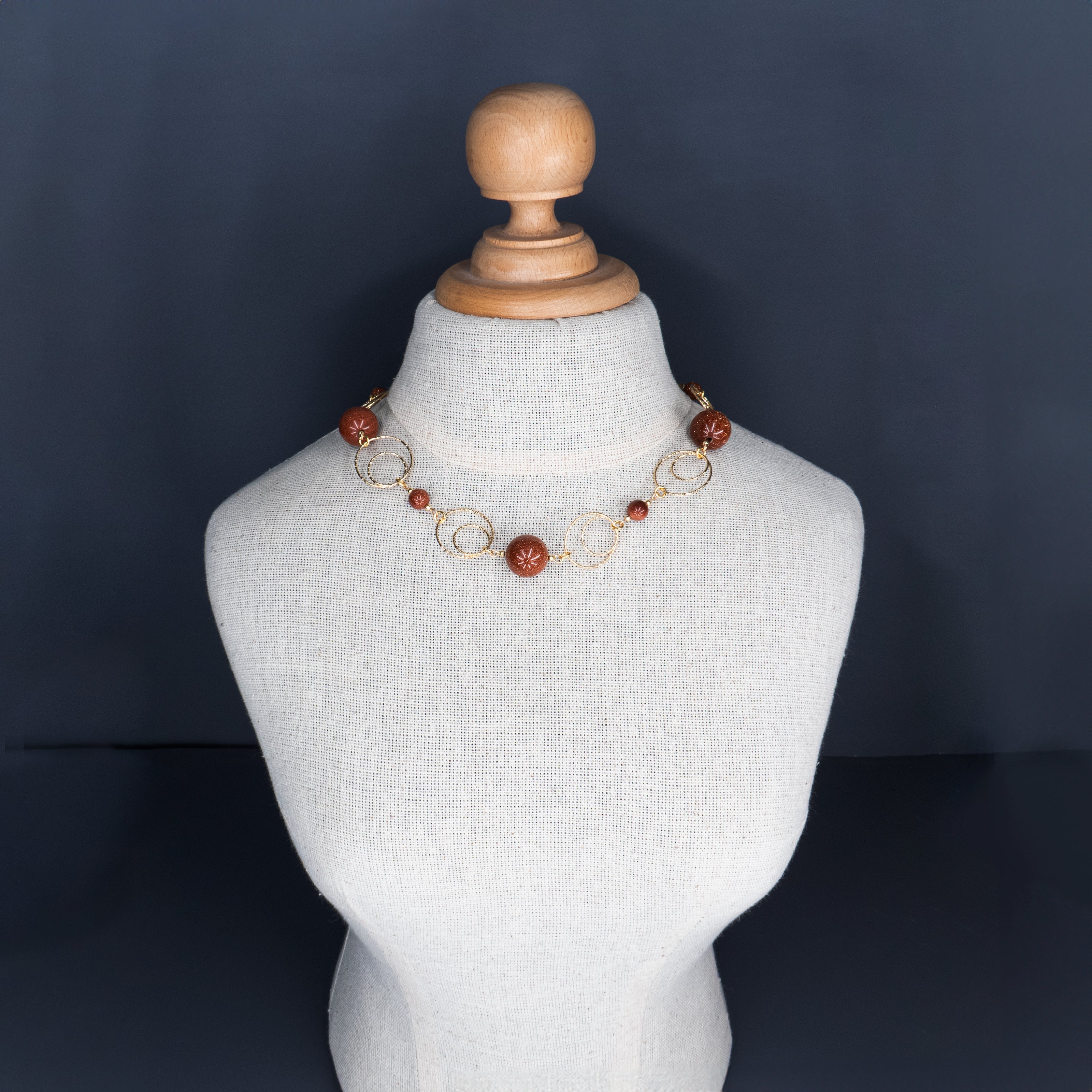 תכשיט עוצמתי בגוונים חמימים – אוונטיורין חום בגימור אלגנטי וזרימה עיצובית שקטה. האבנים מקרינות תחושת שלווה, יסוד ואמון, והשרשרת כולה משדרת עידון מחובר לאדמה. מתנה מושלמת לאוהבות קריסטלים עם מסר, או לנשים שמחפשות יופי שיש בו גם נוכחות פנימית, ולא רק ברק חיצוני.