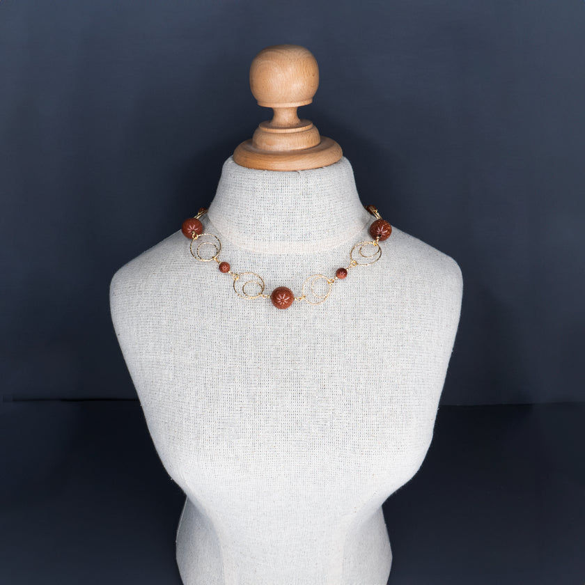 תכשיט עוצמתי בגוונים חמימים – אוונטיורין חום בגימור אלגנטי וזרימה עיצובית שקטה. האבנים מקרינות תחושת שלווה, יסוד ואמון, והשרשרת כולה משדרת עידון מחובר לאדמה. מתנה מושלמת לאוהבות קריסטלים עם מסר, או לנשים שמחפשות יופי שיש בו גם נוכחות פנימית, ולא רק ברק חיצוני.