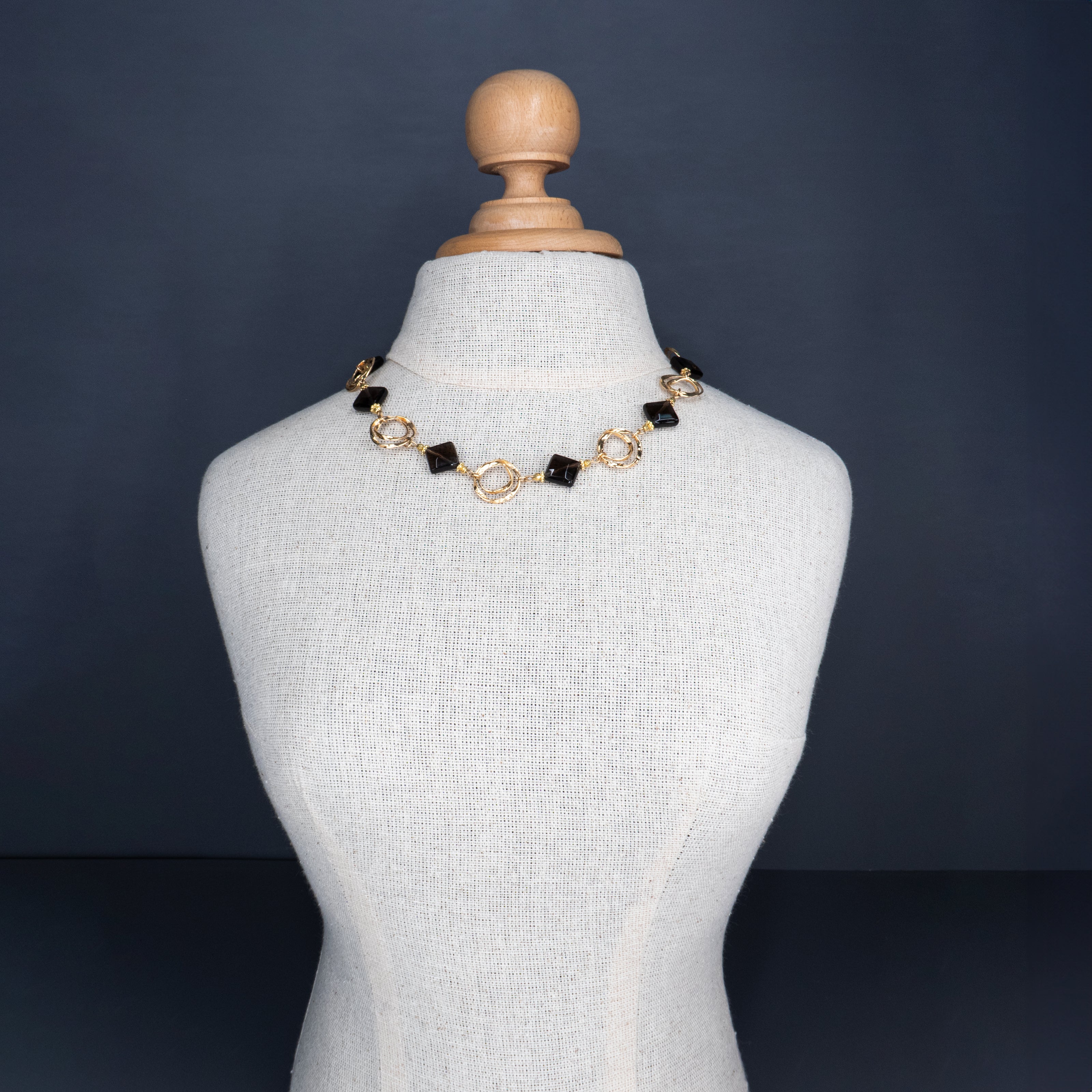 תכשיט בעבודת יד שמשלב טופז חום טבעי בגווני ענבר כהה עם מרכיבים מוזהבים בעבודת צורפות עדינה. כל פרט נבחר בקפידה – מהברק העמוק של האבן ועד החיבורים המצופים זהב שמוסיפים חמימות ואלגנטיות. התוצאה: שרשרת בעלת אופי חורפי־רומנטי עם קריצה לשמש חמה של אחר־צהריים.

