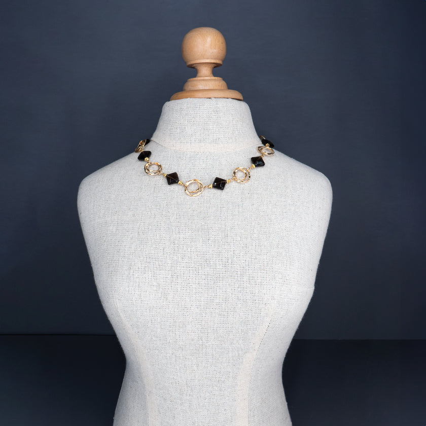 תכשיט בעבודת יד שמשלב טופז חום טבעי בגווני ענבר כהה עם מרכיבים מוזהבים בעבודת צורפות עדינה. כל פרט נבחר בקפידה – מהברק העמוק של האבן ועד החיבורים המצופים זהב שמוסיפים חמימות ואלגנטיות. התוצאה: שרשרת בעלת אופי חורפי־רומנטי עם קריצה לשמש חמה של אחר־צהריים.

