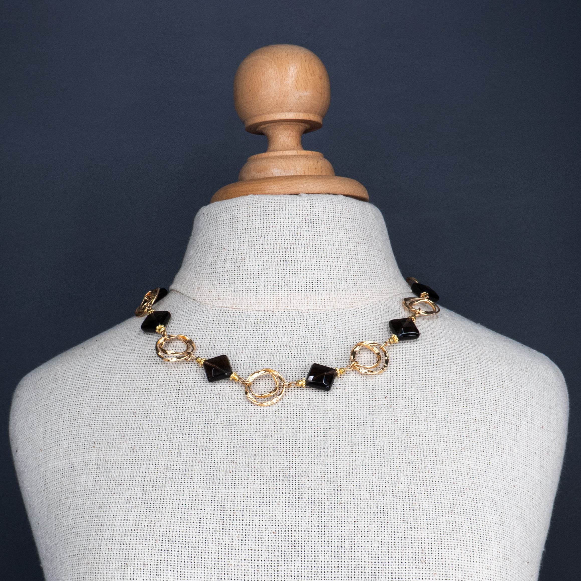 שרשרת בעבודת יד עם טופז חום עשיר בגוון של דבש כהה, המשולבת באלמנטים עדינים בציפוי זהב מבריק. האבנים מפיצות ברק עמוק ויוצרות מראה אלגנטי עם ניחוח של וינטג’ מחודש. תכשיט שמשדר חום, עומק ונשיות עוצמתית. מושלם לחורף, לערב ולאוהבות פרטים ייחודיים בעבודת יד.

