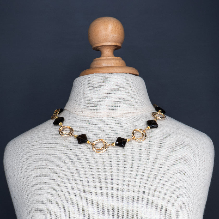 שרשרת בעבודת יד עם טופז חום עשיר בגוון של דבש כהה, המשולבת באלמנטים עדינים בציפוי זהב מבריק. האבנים מפיצות ברק עמוק ויוצרות מראה אלגנטי עם ניחוח של וינטג’ מחודש. תכשיט שמשדר חום, עומק ונשיות עוצמתית. מושלם לחורף, לערב ולאוהבות פרטים ייחודיים בעבודת יד.

