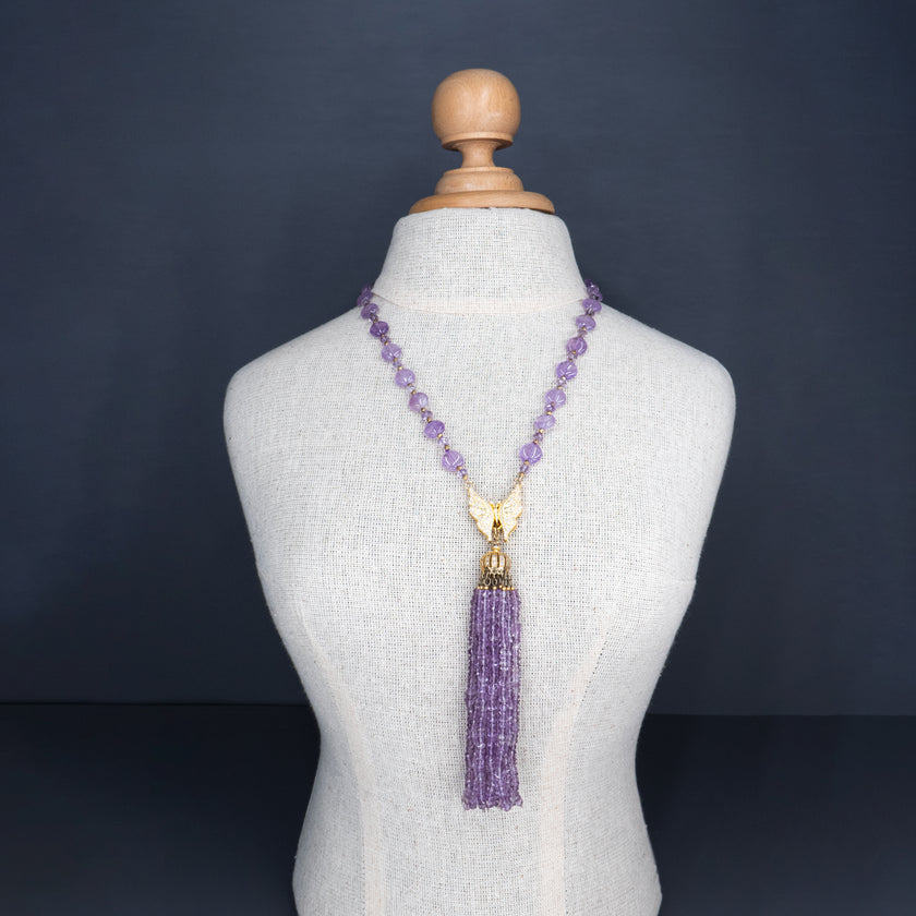 שרשרת ארוכה בעבודת יד, עשויה מחרוזי אמטיסט שקופים בגוון סגול בהיר, בגוון סגול שקוף־ענברי עדין, עם תליון כסוף מנצנץ בקצה. החרוזים יוצרים נוכחות עדינה אך בולטת, עם תנועה חופשית עם ברק עדין. השרשרת מתאימה למראה ערב רומנטי, לאירוע חגיגי או אפילו ללבוש יומיומי שזקוק לנגיעה של קסם. האמטיסט נחשב לאבן של רוגע ואינטואיציה, והעיצוב כולו משדר מפגש בין קלילות ופואטיקה. תכשיט עם אווירה נשית, עדינה עם עומק רגשי – כזה שלא צריך מילים כדי לומר שהוא מיוחד.