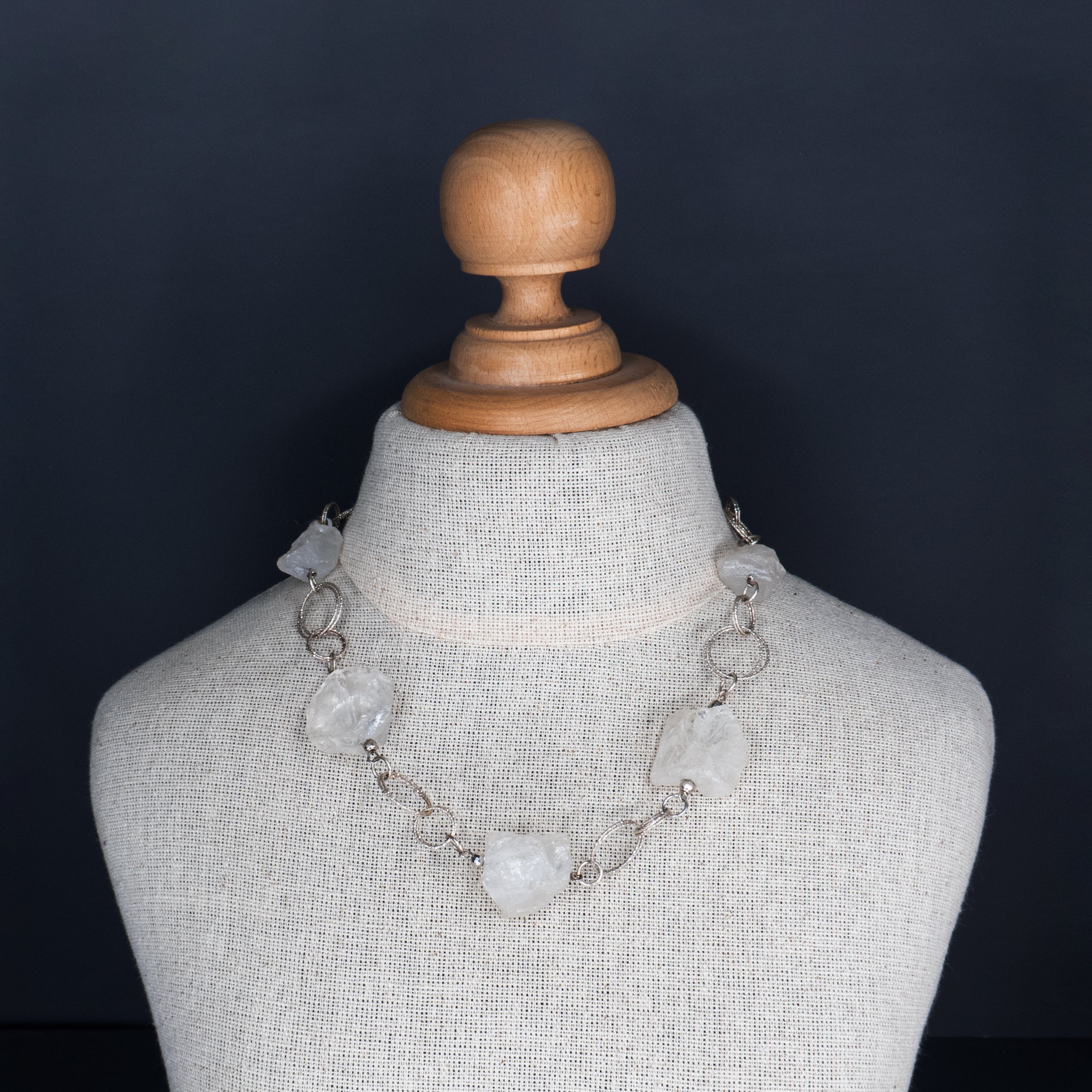 שרשרת כסף בציפוי זהב, בעבודת יד, עם קוורץ לבן בגימור חלק – תכשיט קלאסי עם מראה טהור, עדין ואלגנטי. הקוורץ הלבן מעניק אווירה של איזון ואור, ומקרין אור רך שמתאים לכל גוון עור ולכל סגנון לבוש. ההציפוי הזהוב מחבר את המראה לעולם האלגנטי, ומשלים את הנוכחות של האבן בגימור מודרני ועדין. תכשיט מושלם למי שאוהבת שילוב של פשטות וסטייל, של ניקיון עיצובי עם נגיעה של זהר. מתאים ליום או ערב, לאירועים או ללבוש יומיומי – רך, זוהר ומתוחכם.