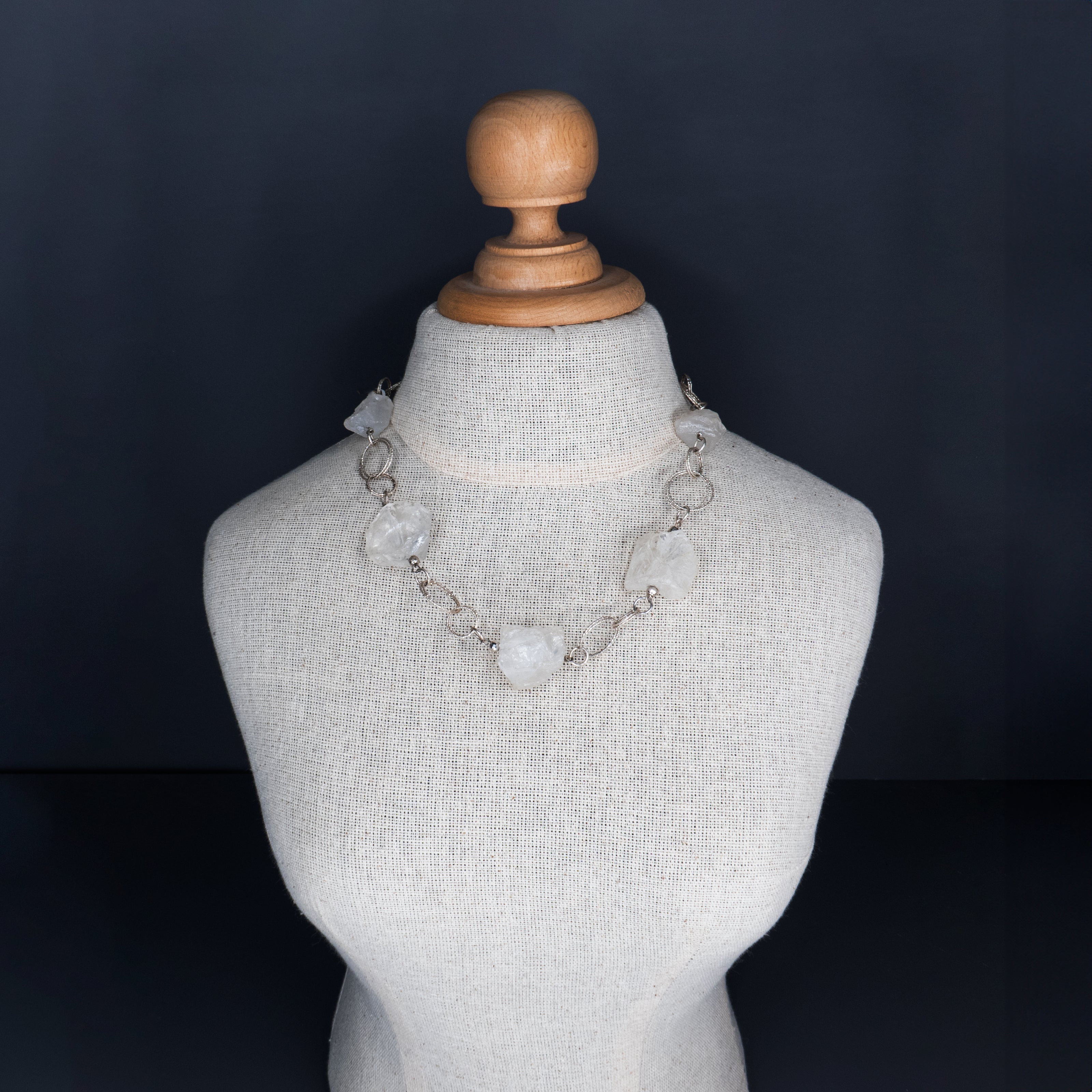 שרשרת כסף בציפוי זהב, בעבודת יד, עם קוורץ חלבי עדין – תכשיט קלאסי עם מראה טהור, עדין ואלגנטי. הקוורץ הלבן מעניק תחושת רוגע פנימית, ומקרין אור רך שמתאים לכל גוון עור ולכל סגנון לבוש. ההציפוי הזהוב מחבר את המראה לעולם האלגנטי, ומשלים את הנוכחות של האבן בגימור מודרני ועדין. תכשיט מושלם למי שאוהבת שילוב של פשטות וסטייל, של ניקיון עיצובי עם נגיעה של זהר. מתאים ליום או ערב, לאירועים או ללבוש יומיומי – מעודן, קלאסי ונשאר תמיד באופנה.