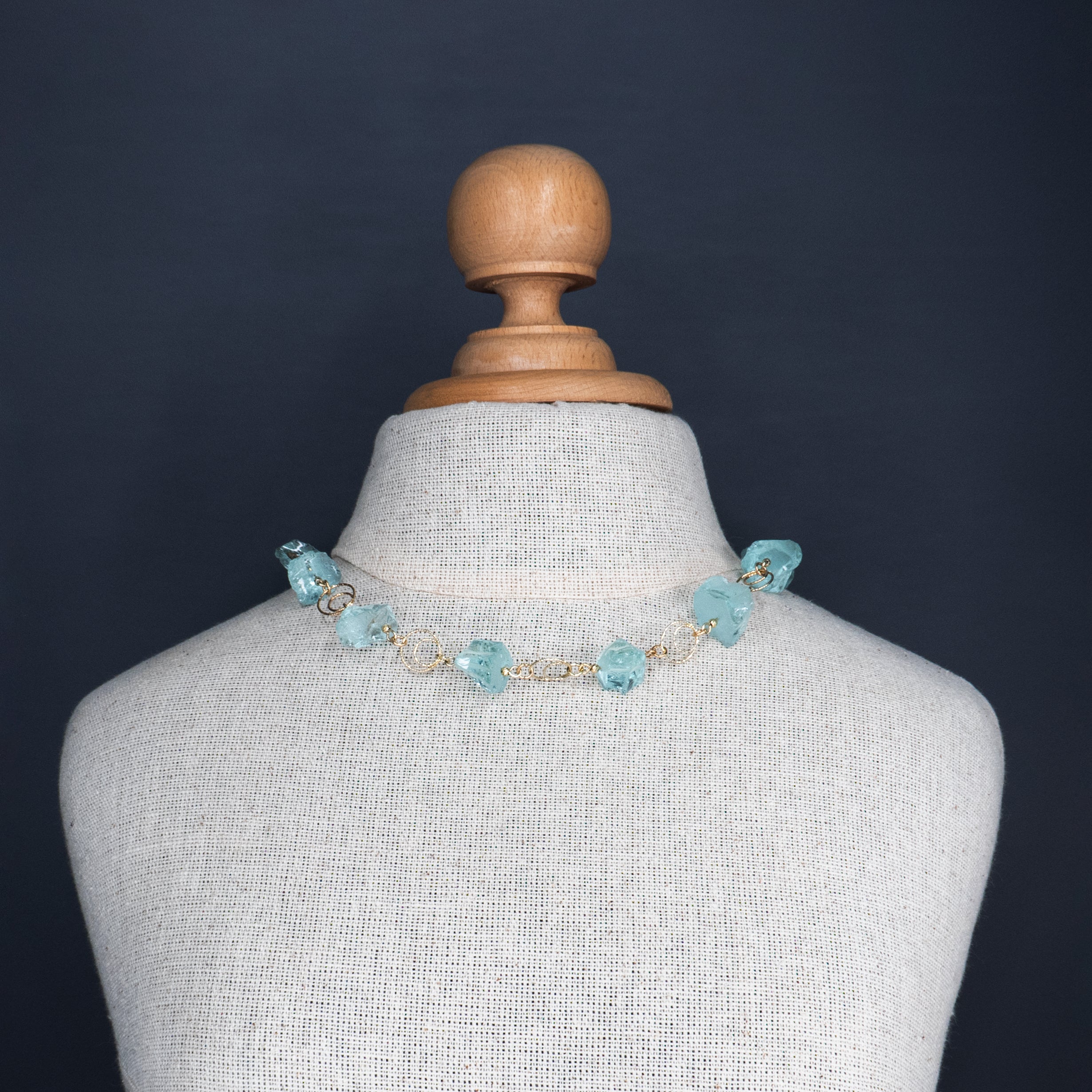 שרשרת כסף בציפוי זהב בעבודת יד, עם קריסטל תכלת בגימור מלוטש – תכשיט עדין ומיוחד, המשלב בין אור בהיר לרוך צבעוני טבעי. הקוורץ בגוון תכלת מעודן מעניק מראה קליל ואוורירי, כאילו נלקח ישירות מתוך שמיים נקיים או מי ים רגועים. הציפוי הזהוב מוסיף נגיעה של חמימות וזוהר, ומעצים את ההרמוניה בין אור חם לצבע קריר. זהו פריט שמתאים לנשים שמחפשות תכשיט עם נוכחות רכה אך בלתי נשכחת – שילוב של פשטות אלגנטית עם נגיעה צבעונית טבעית.