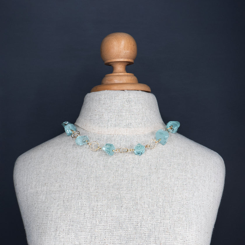 שרשרת כסף בציפוי זהב בעבודת יד, עם קריסטל תכלת בגימור מלוטש – תכשיט עדין ומיוחד, המשלב בין אור בהיר לרוך צבעוני טבעי. הקוורץ בגוון תכלת מעודן מעניק מראה קליל ואוורירי, כאילו נלקח ישירות מתוך שמיים נקיים או מי ים רגועים. הציפוי הזהוב מוסיף נגיעה של חמימות וזוהר, ומעצים את ההרמוניה בין אור חם לצבע קריר. זהו פריט שמתאים לנשים שמחפשות תכשיט עם נוכחות רכה אך בלתי נשכחת – שילוב של פשטות אלגנטית עם נגיעה צבעונית טבעית.