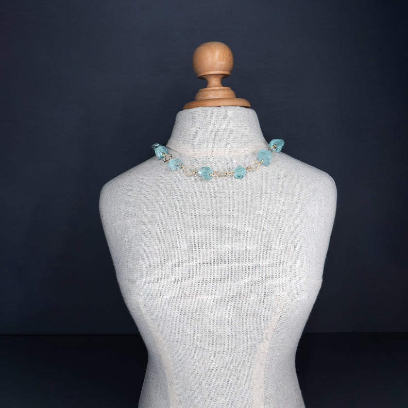 שרשרת כסף בציפוי זהב בעבודת יד, עם קוורץ תכלת רך ובוהק – תכשיט עדין ומיוחד, המשלב בין אור בהיר לרוך צבעוני טבעי. הקוורץ בגוון תכלת מעודן מעניק רוך צבעוני שמשרה איזון, כאילו נלקח ישירות מתוך שמיים נקיים או מי ים רגועים. הציפוי הזהוב מוסיף נגיעה של חמימות וזוהר, ומעצים את השילוב מעודן בין זהב לקוורץ תכלת. זהו פריט שמתאים לנשים שמחפשות תכשיט עם נוכחות רכה אך בלתי נשכחת – שילוב של פשטות אלגנטית עם נגיעה צבעונית טבעית.