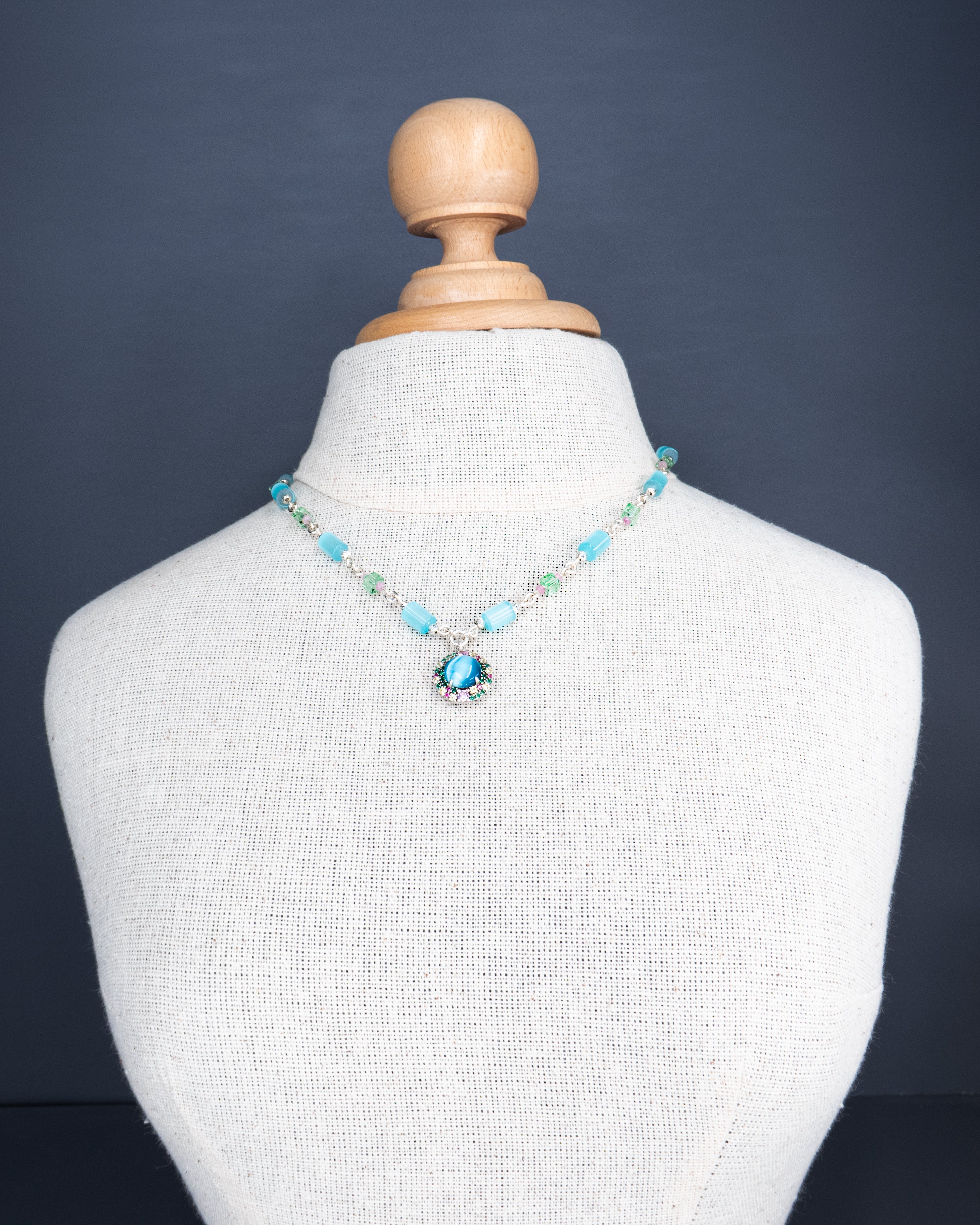 שרשרת תכלת עם תליון פרח בעיצוב מקורי – מראה שמשלב טבע, רוך ונשיות בתכשיט אחד. השרשרת יוצרת מראה טבעי אך מוקפד – פשוטה, אך בלתי נשכחת.