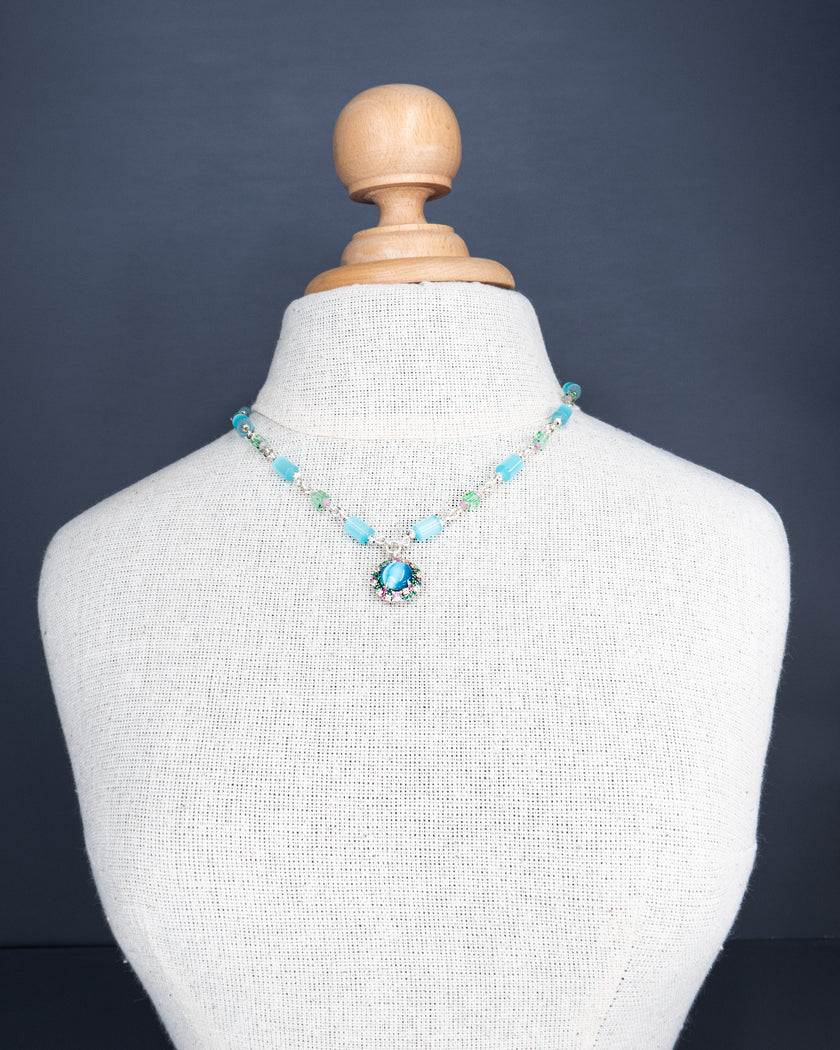 שרשרת תכלת עם תליון פרח בעיצוב מקורי – מראה שמשלב טבע, רוך ונשיות בתכשיט אחד. השרשרת יוצרת מראה טבעי אך מוקפד – פשוטה, אך בלתי נשכחת.