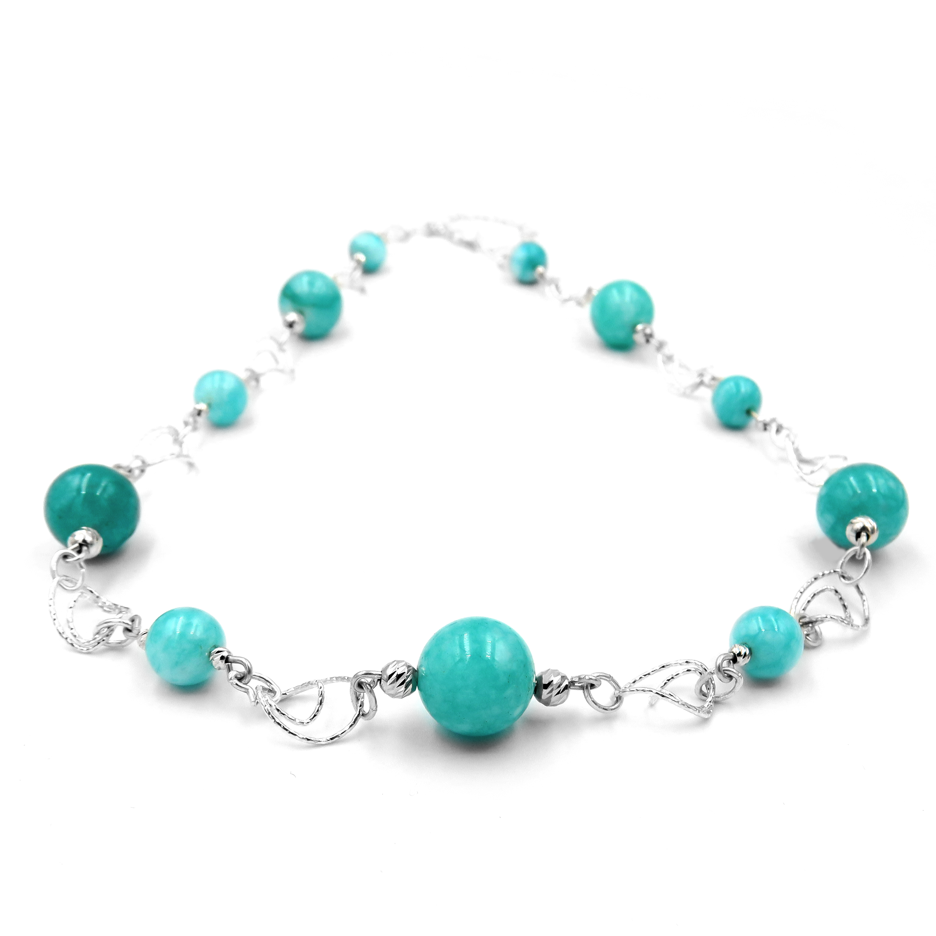 שרשרת כסף בעבודת יד עם אבני לרימר טבעיות – שילוב קייצי עם גוונים של שקט. הלרימר, בגווני תכלת וענני לבן, יוצר תחושת רוגע שעוברת דרך הצבעים. כל אבן מביאה איתה טקסטורה עדינה של מים ושמים, מה שהופך את התכשיט למראה על־זמני מלא נחת. העיצוב הנקי של השרשרת מאפשר ללרימר לבלוט – והכסף משתלב כרקע שקט ומחמיא. מתאים לנשים שאוהבות עדינות שמדברת בעד עצמה.