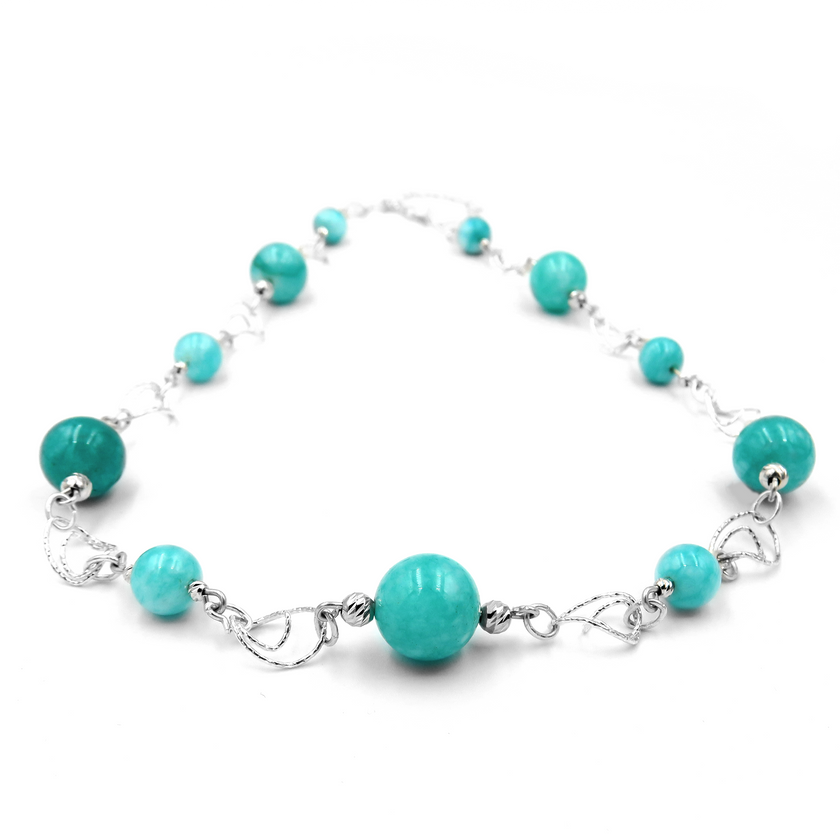 שרשרת כסף בעבודת יד עם אבני לרימר טבעיות – שילוב קייצי עם גוונים של שקט. הלרימר, בגווני תכלת וענני לבן, יוצר תחושת רוגע שעוברת דרך הצבעים. כל אבן מביאה איתה טקסטורה עדינה של מים ושמים, מה שהופך את התכשיט למראה על־זמני מלא נחת. העיצוב הנקי של השרשרת מאפשר ללרימר לבלוט – והכסף משתלב כרקע שקט ומחמיא. מתאים לנשים שאוהבות עדינות שמדברת בעד עצמה.