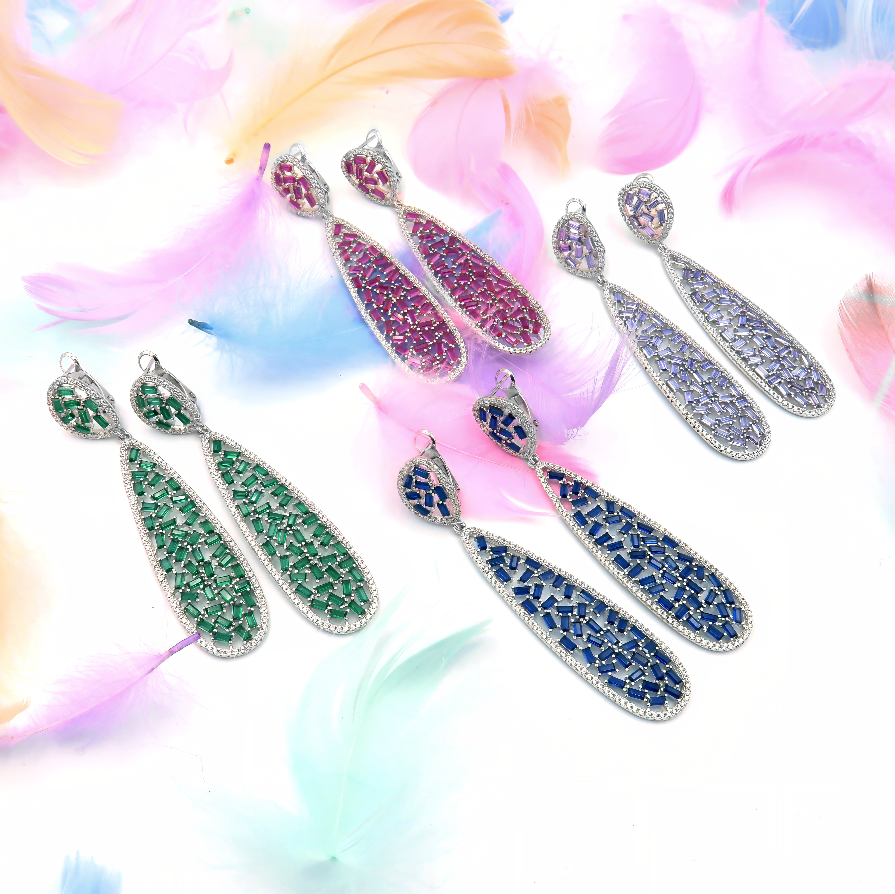 עגילים ארוכים בגווני ברקת לנשים שמחפשות תכשיט שיש בו גם רוגע וגם עוצמה – כסף 925 עם קריסטלים נוצצים שמחמיאים לכל גוון עור.
#תכשיטים_ירוקים #תכשיטי_כסף_925 #עגילי_קריסטל_עדינים #עיצוב_מלוטש #ירוק_מהפנט