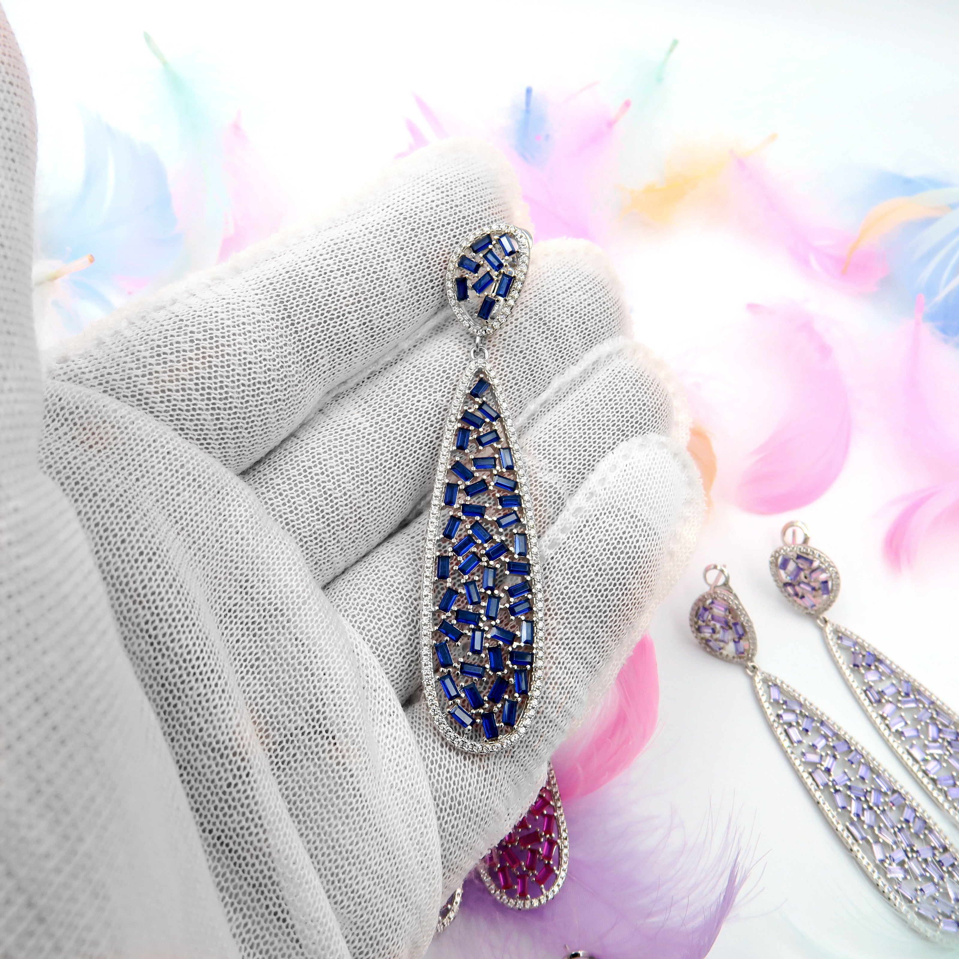 עגילי כסף סטרלינג 925 בעיצוב יוקרתי, עם קריסטלים נוצצים בגווני ספיר כחול עמוק – תכשיט ערב מושלם לנשים שאוהבות מראה אלגנטי, מתוחכם ומרשים. אידיאליים לאירועים חגיגיים, חתונות או הופעות יוקרתיות.
#עגילי_כסף_ארוכים #עגילי_ערב #תכשיטי_יוקרה #קריסטלים_כחולים #עגילים_לאירוע #עגילים_אלגנטיים