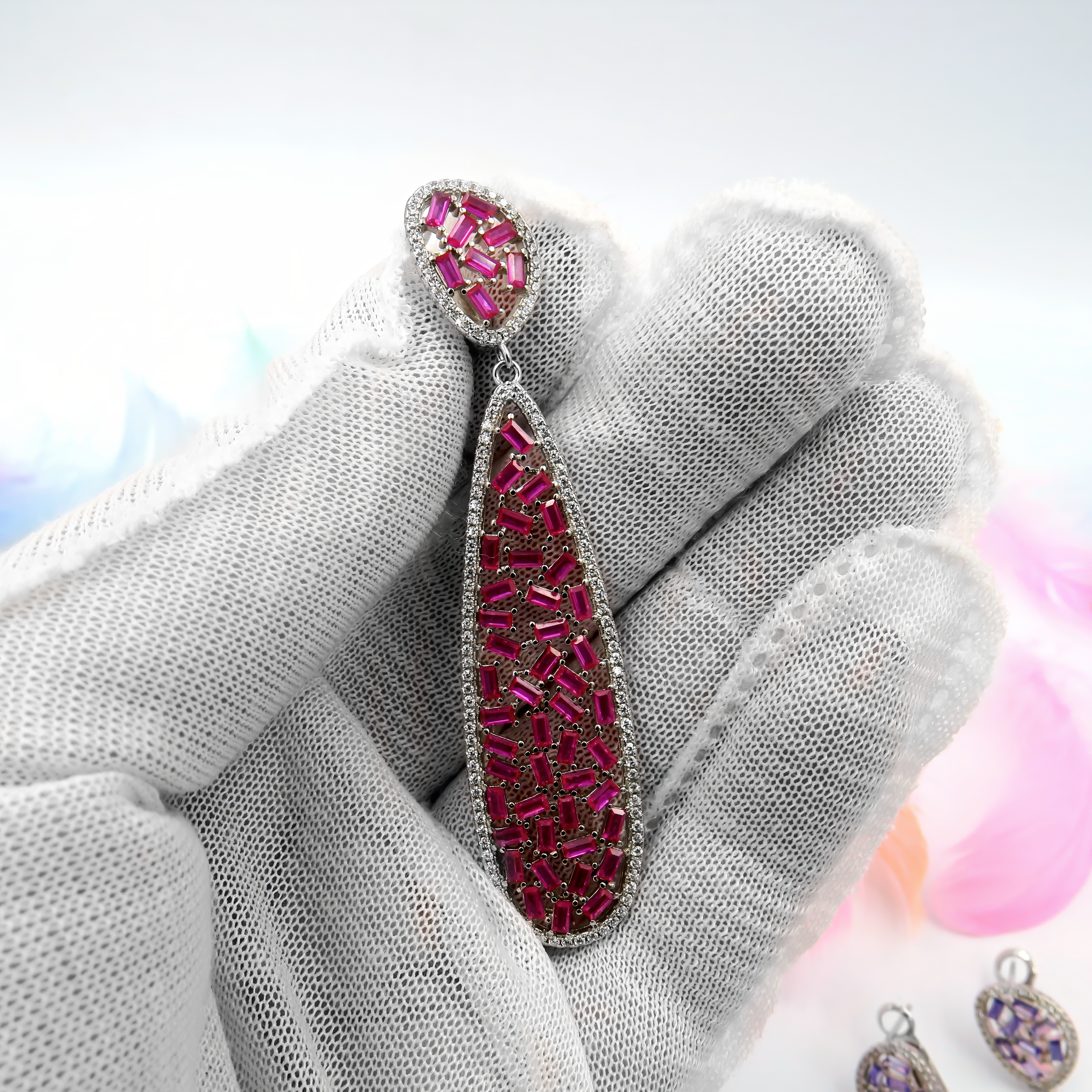 עגילי ערב יוקרתיים בעיצוב אלגנטי עם אבני רובי קריסטל – כסף מבריק ונוכחות אדומה בוהקת, לוק שמתאים גם לאירועים וגם לערב רומנטי.
#תכשיטים_אדומים #עגילים_אלגנטיים #עגילים_לאירוע_מיוחד #עגילי_כסף_925 #רובי_וקסם