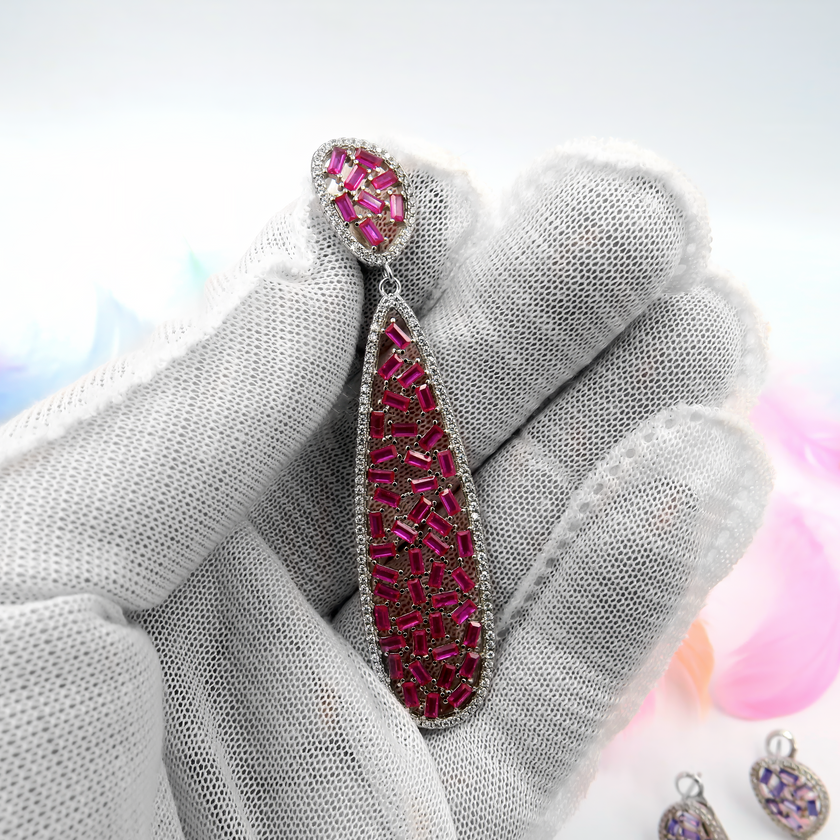 עגילי ערב יוקרתיים בעיצוב אלגנטי עם אבני רובי קריסטל – כסף מבריק ונוכחות אדומה בוהקת, לוק שמתאים גם לאירועים וגם לערב רומנטי.
#תכשיטים_אדומים #עגילים_אלגנטיים #עגילים_לאירוע_מיוחד #עגילי_כסף_925 #רובי_וקסם