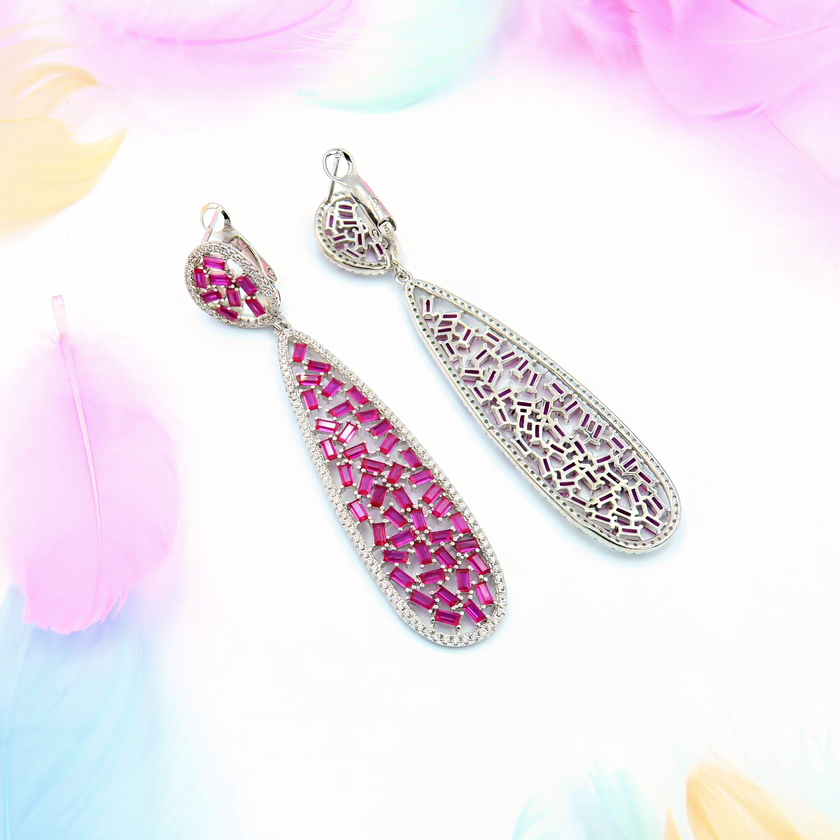 עגילי כסף ארוכים עם אבני קריסטל אדומות בגוון רובי – עיצוב עשיר ומעודן שמחמיא לפנים, מתאים לאירועים מיוחדים, שמלות ערב ומתנות חג.
#עגילים_עם_אבני_רובי #תכשיטים_לאירוע #תכשיטים_אדומים #מתנה_לאישה #עגילי_תשומת_לב #תכשיטי_כסף_925