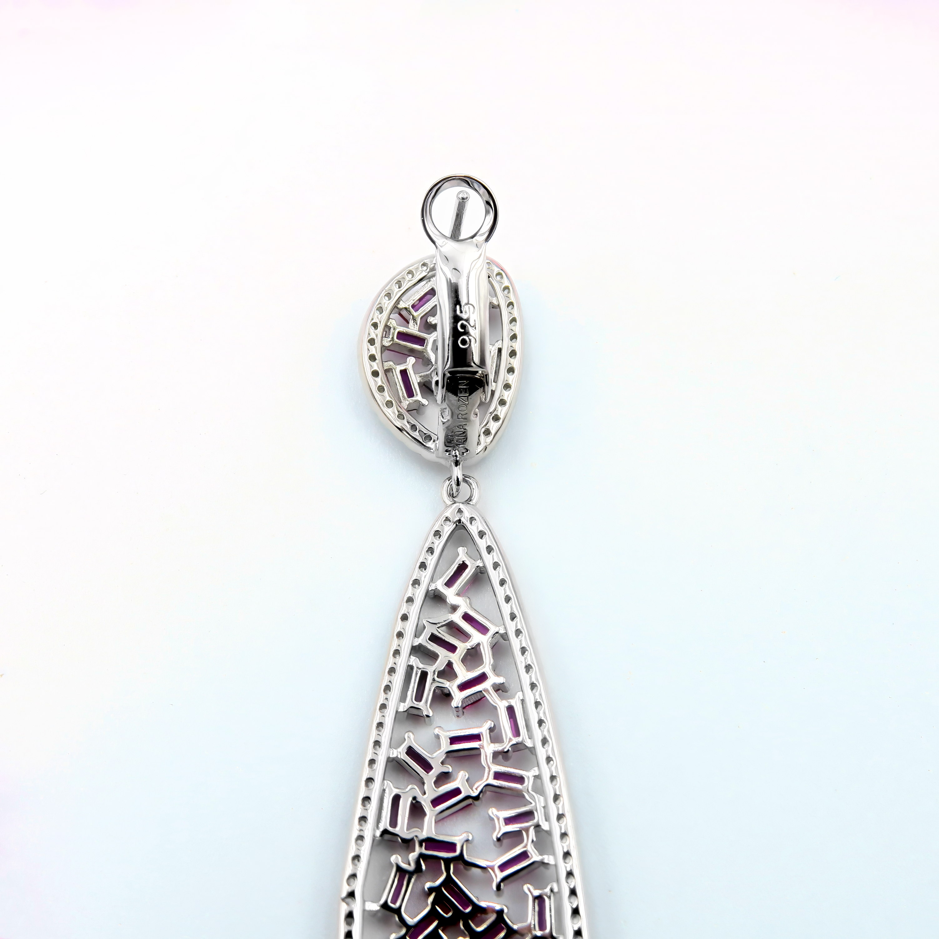 עגילי כסף תלויים עם קריסטלים בגוון ירוק ברקת – עגילים בעבודת יד בעיצוב קלאסי עם טוויסט עדכני, מוסיפים נגיעה של רעננות ואצילות לכל הופעה.
#תכשיטים_בעבודת_יד #עגילי_ירוק_עמוק #תכשיטי_כלה_אלטרנטיביים #אזמרגד_ואור #עגילים_מעוצבים_באהבה