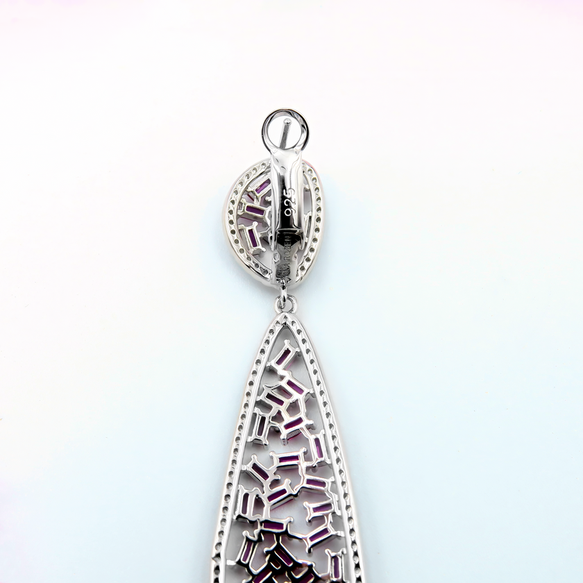 עגילי כסף תלויים עם קריסטלים בגוון ירוק ברקת – עגילים בעבודת יד בעיצוב קלאסי עם טוויסט עדכני, מוסיפים נגיעה של רעננות ואצילות לכל הופעה.
#תכשיטים_בעבודת_יד #עגילי_ירוק_עמוק #תכשיטי_כלה_אלטרנטיביים #אזמרגד_ואור #עגילים_מעוצבים_באהבה