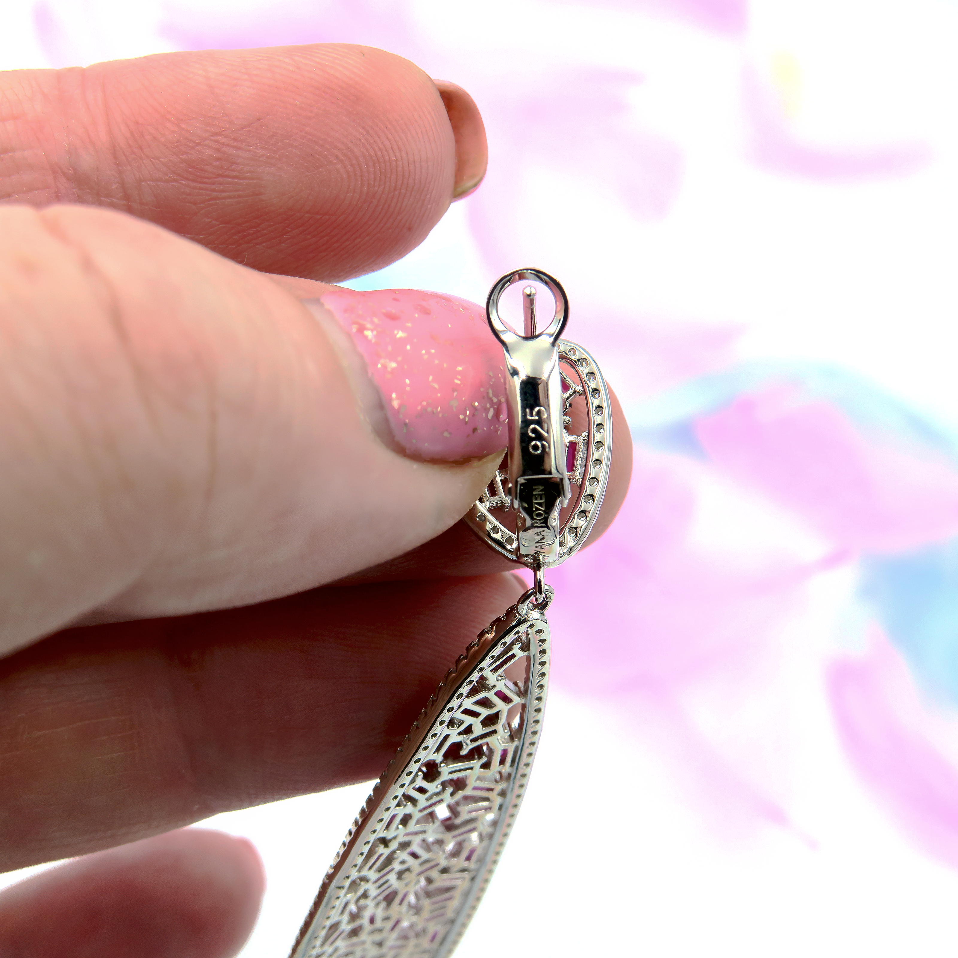 עגילים אלגנטיים בציפוי כסף סטרלינג, משובצים באבני קריסטל ירוקות – לוק מלכותי בהשראת הברקת הקלאסית, עגילים שמעניקים תחושת יוקרה ושיק.
#מלכותי_ובסטייל #עגילים_ירוקים_לערב #עגילי_ברקת_מרהיבים #תכשיטים_זוהרים #עגילים_מושלמים_לאירוע