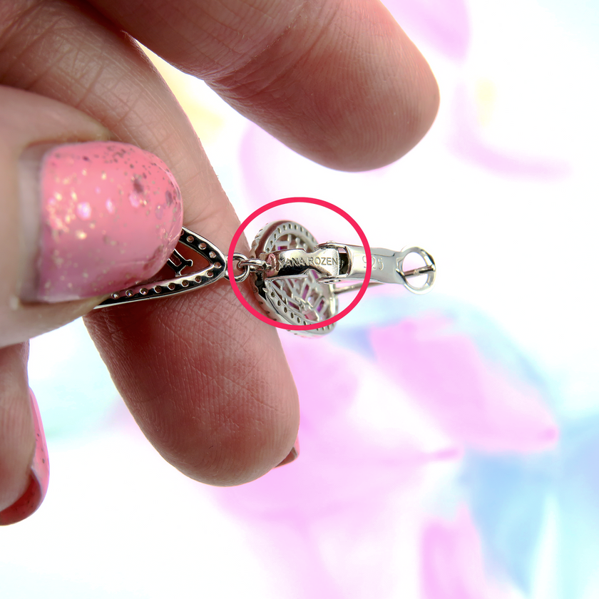 עגילי כסף בגוון ירוק עמוק – משובצים בקריסטלים בסגנון ברקת, עגילים תלויים בעיצוב קליל אך יוקרתי, אידיאליים לשמלות ערב ולסטייל ערב רומנטי.
#עגילים_לאירועים #תכשיטים_אלגנטיים #עגילי_קריסטל_ירוק #אזמרגד_וזוהר #סטייל_ירוק