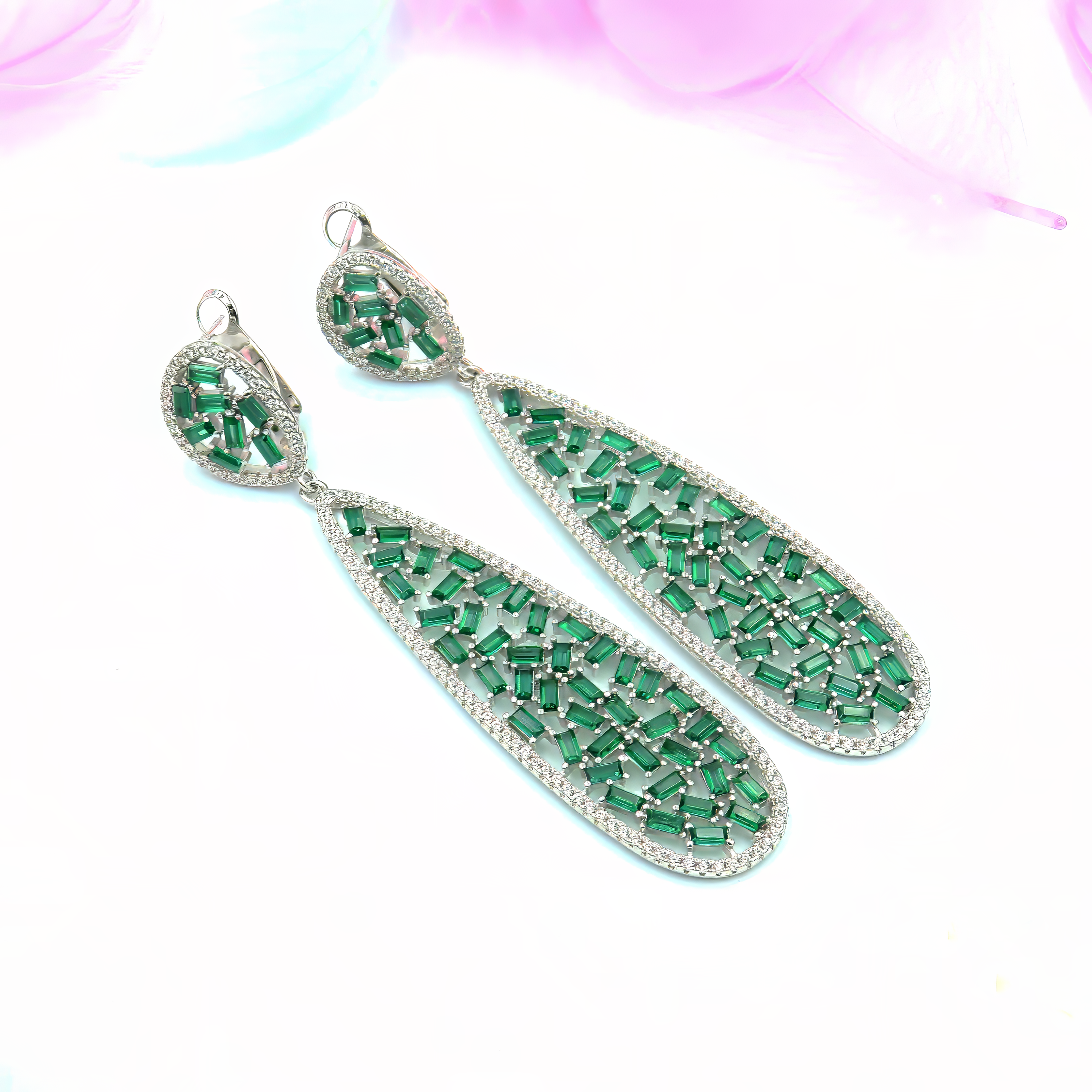 עגילי כסף ארוכים לנשים עם קריסטלים בגווני ירוק ברקת – תכשיט ערב יוקרתי ומרהיב, בעיצוב קלאסי ונשי, מושלם לאירועים מיוחדים, חתונות או מתנה אלגנטית.
#עגילי_כסף #תכשיטי_ערב #קריסטלים_ברקת #עגילים_ירוקים #תכשיטים_לאישה #תכשיטי_יוקרה