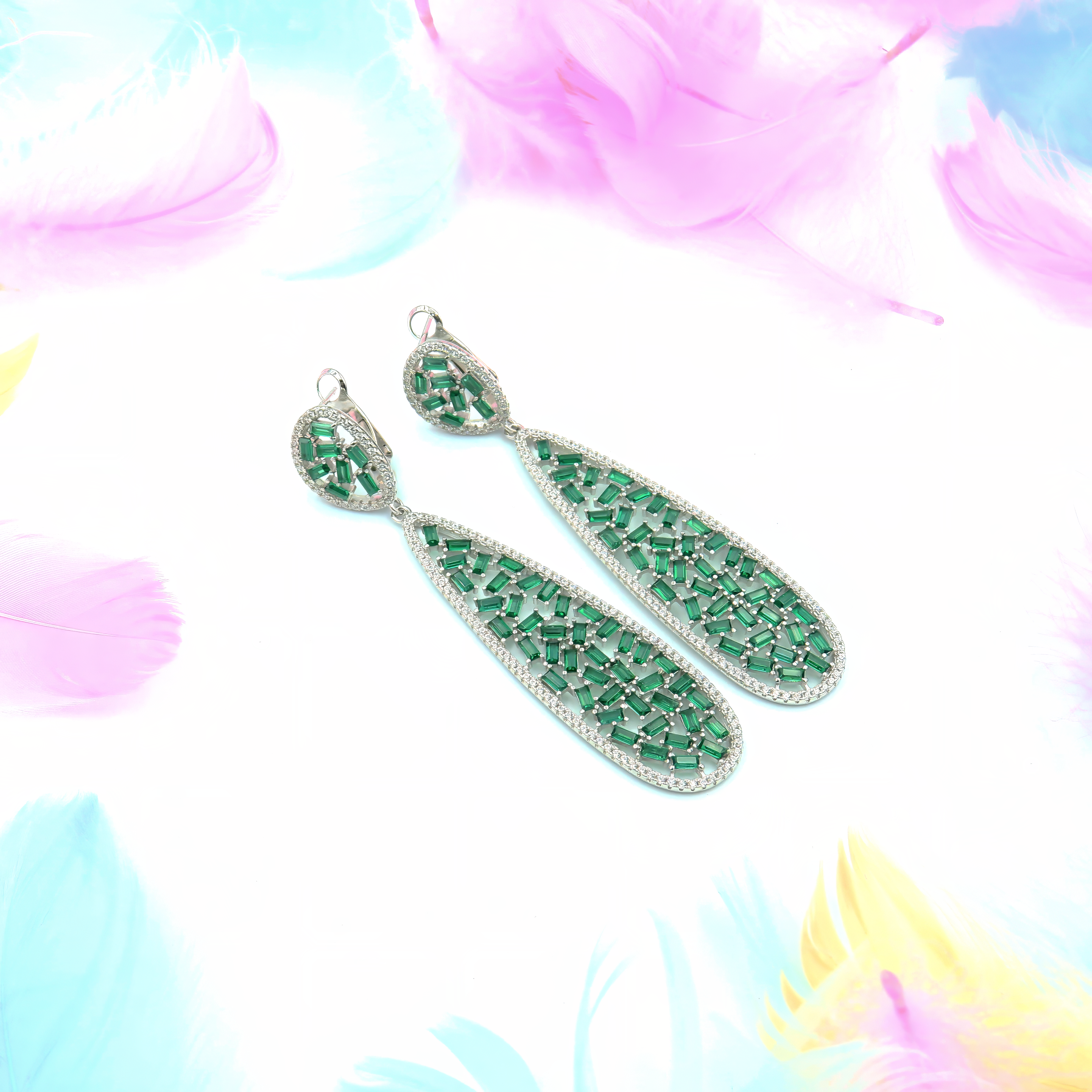 עגילים באורך בינוני-ארוך עם קריסטלים בגוני ברקת – שילוב מהפנט של כסף מבריק וירוק עז, מושלם לכל אישה שמחפשת תכשיט עם אופי ונשמה.
#עגילים_עם_נוכחות #תכשיטים_ירוקים_מהפנטים #עגילי_ברקת_925 #תכשיטים_עם_משמעות #מתנה_מיוחדת_לאישה