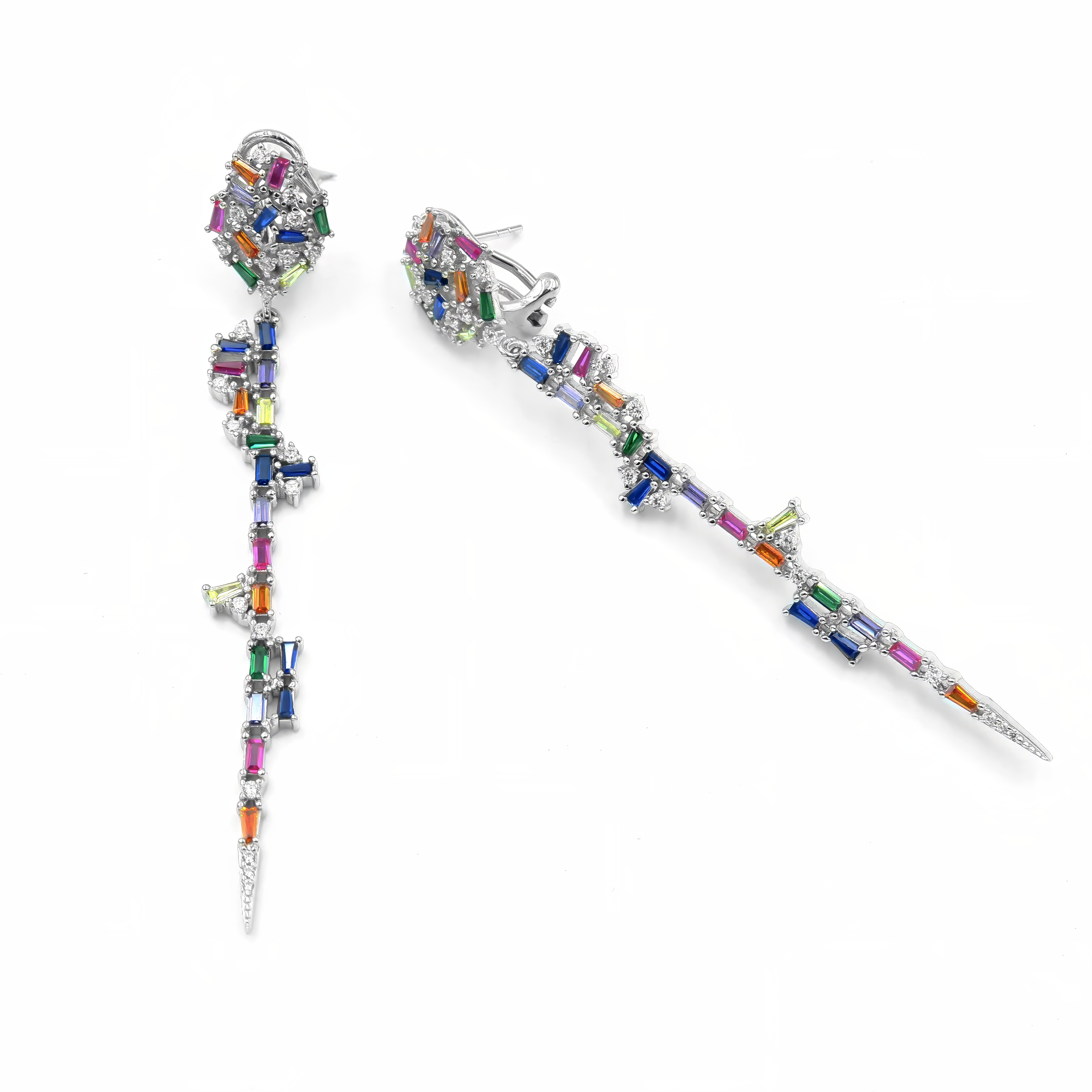 עגילי כסף 925 ארוכים ויוקרתיים לנשים, בעיצוב אלגנטי ועדין עם קריסטלים נוצצים במגוון צבעים – מולטיקולור צבעוני ושמח במראה מתוחכם, מושלם לשדרוג כל הופעה יומיומית או ערב נוצץ.
#עגילי_כסף #עגילים_מולטיקולור #תכשיטים_צבעוניים #תכשיטי_ערב #תכשיטים_מעוצבים #עגילים_ארוכים