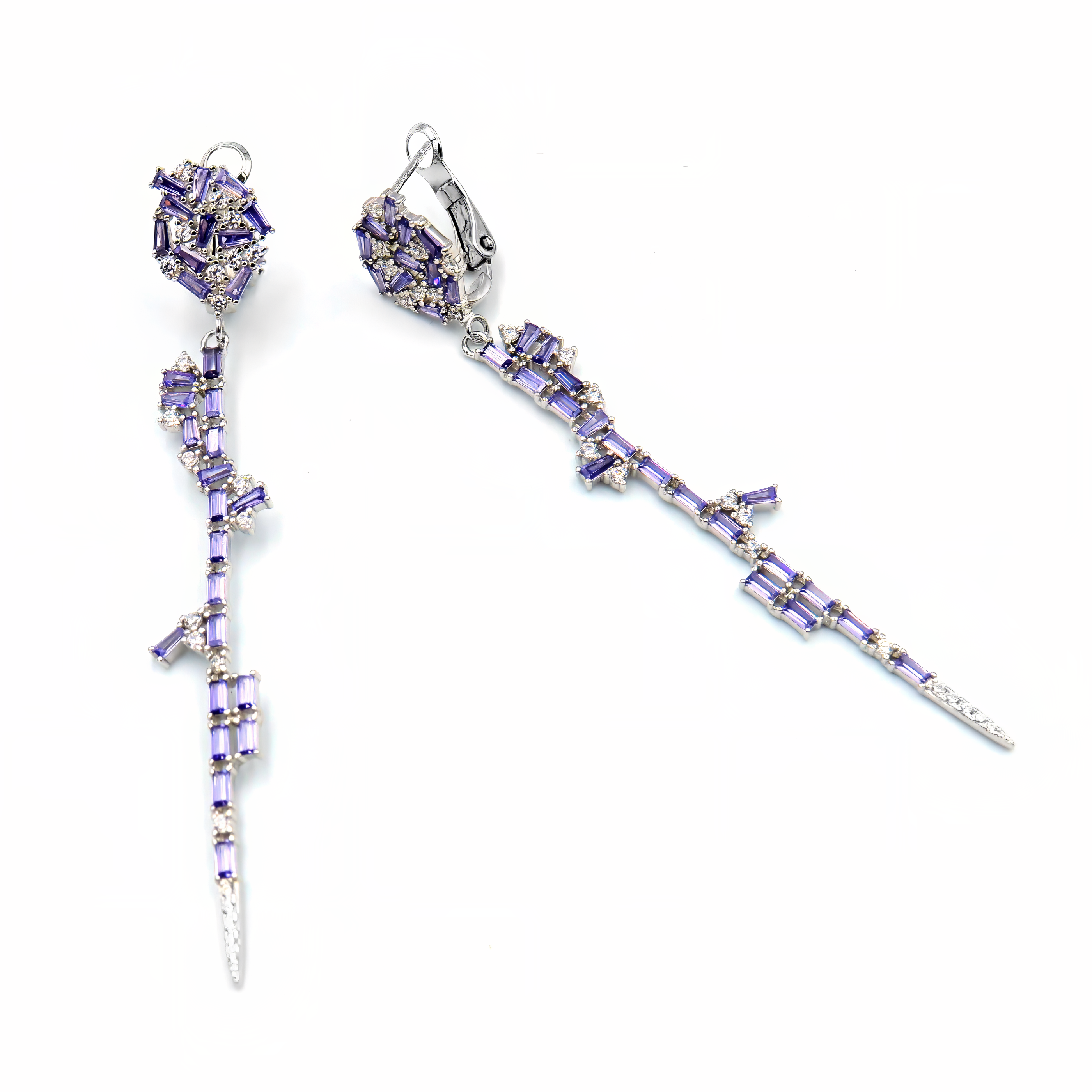 עגילי כסף סטרלינג 925 ארוכים, קלילים ומעודנים עם שיבוץ קריסטלים מרהיב בגוני אמטיסט – סגול עמוק עם נצנוץ עדין, המשדר נשיות, איזון פנימי ורוגע. עיצוב אלגנטי ונקי שמתאים גם ליום וגם לערב, לחובבות סטייל מדויק עם נוכחות שקטה. הבחירה האידיאלית לנשים שמחפשות תכשיט שמשדר גם יוקרה וגם עומק.
#עגילי_כסף #תכשיטי_אמטיסט #סגול_אצילי #עגילים_אלגנטיים #סטייל_נשי #תכשיטים_רוחניים #קריסטלים_סגולים #תכשיטים_עדינים