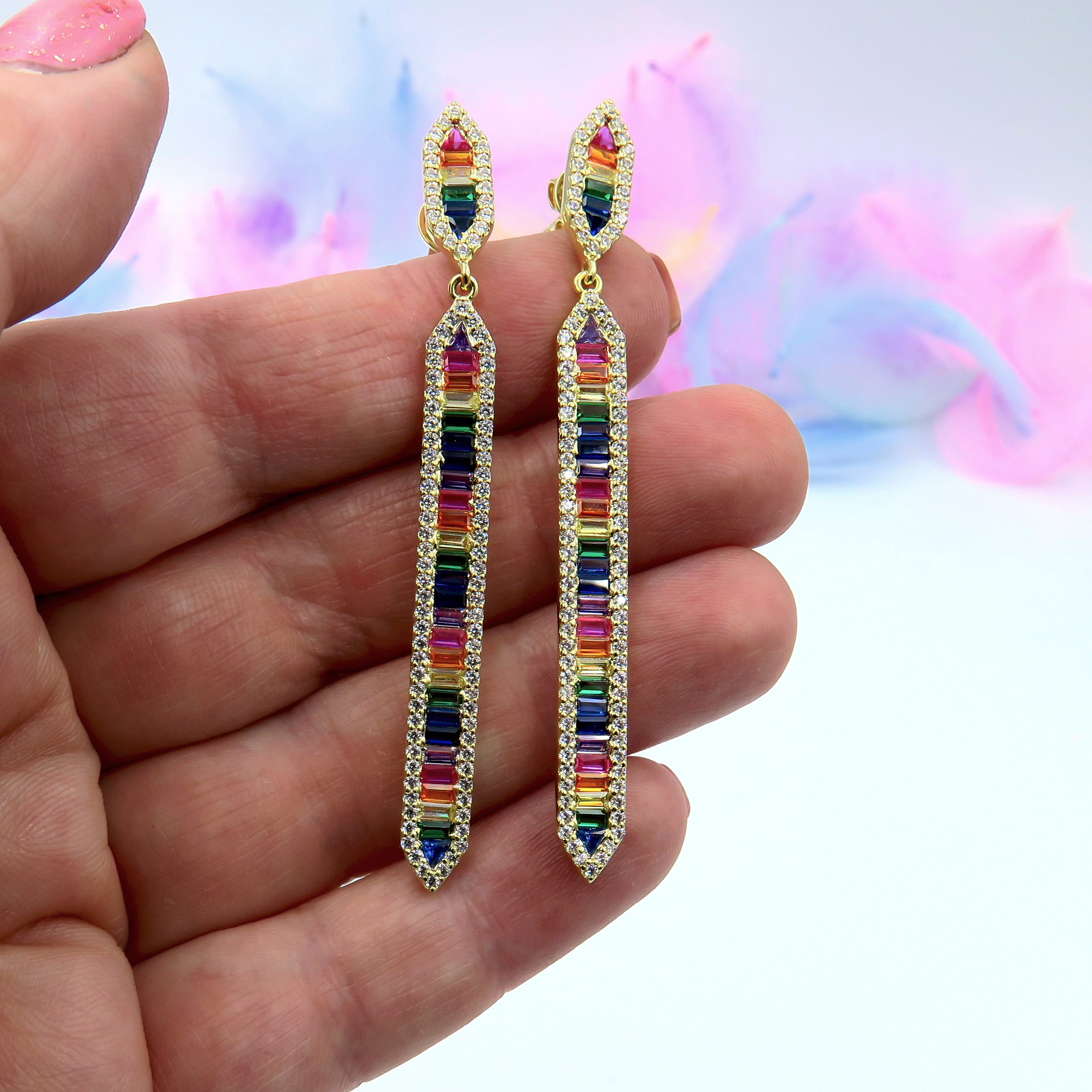 עגילי כסף בציפוי זהב מבריק עם קריסטלים צבעוניים בגווני מולטיקולור – שילוב מושלם בין אלגנטיות עדינה לפלטת צבעים זוהרת שמאירה את הפנים. עגילים קלילים אך בולטים, מתאימים במיוחד לערב, לאירועים או כמתנה מלאת אופי.
#עגילים_לאירוע #תכשיטים_לאישה_המודרנית #תכשיטים_בעבודת_יד #זהב_וצבע #עגילי_מולטיקולור #תכשיטי_נשיות