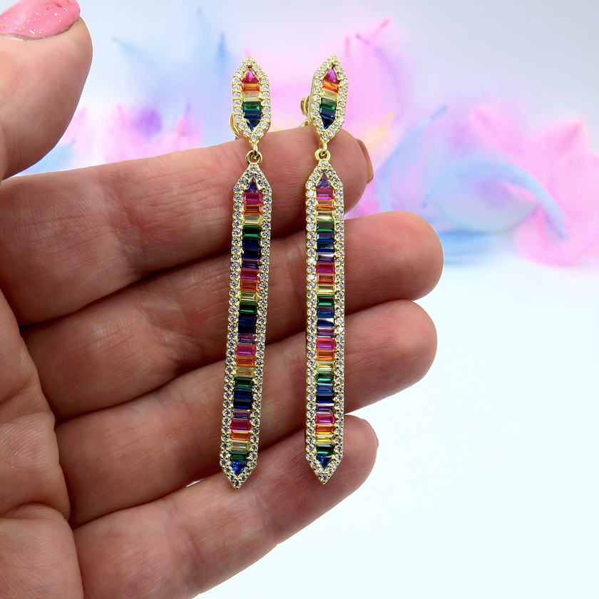 עגילי כסף בציפוי זהב מבריק עם קריסטלים צבעוניים בגווני מולטיקולור – שילוב מושלם בין אלגנטיות עדינה לפלטת צבעים זוהרת שמאירה את הפנים. עגילים קלילים אך בולטים, מתאימים במיוחד לערב, לאירועים או כמתנה מלאת אופי.
#עגילים_לאירוע #תכשיטים_לאישה_המודרנית #תכשיטים_בעבודת_יד #זהב_וצבע #עגילי_מולטיקולור #תכשיטי_נשיות