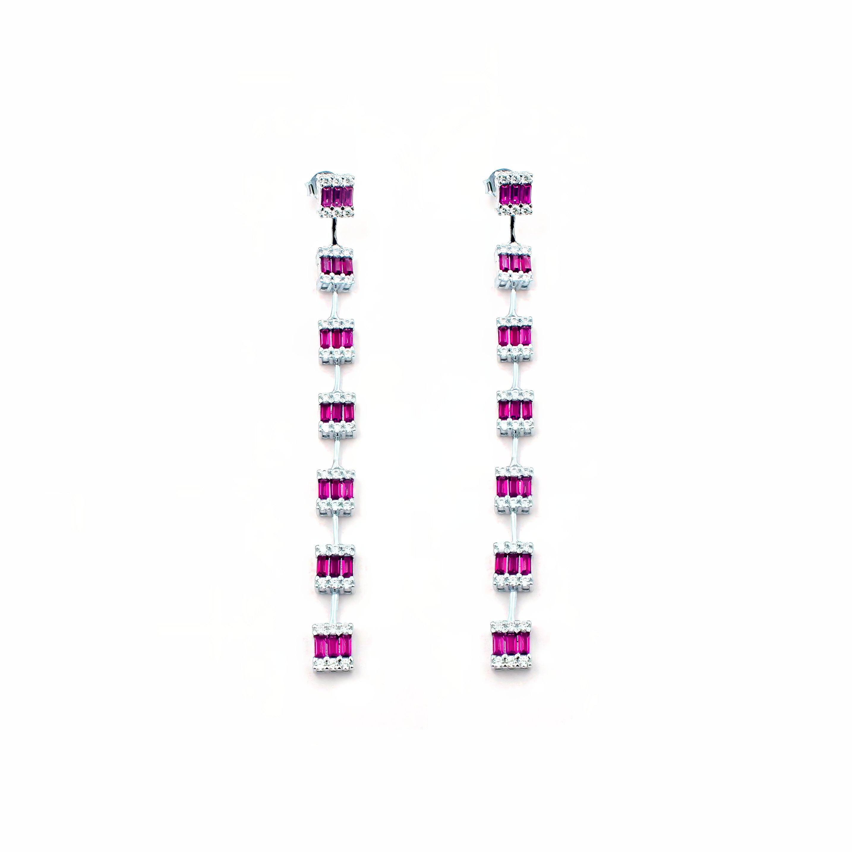 עגילי כסף ארוכים עם אבני קריסטל אדומות בגוון רובי – עיצוב עשיר ומעודן שמחמיא לפנים, מתאים לאירועים מיוחדים, שמלות ערב ומתנות חג.
#עגילים_עם_אבני_רובי #תכשיטים_לאירוע #תכשיטים_אדומים #מתנה_לאישה #עגילי_תשומת_לב #תכשיטי_כסף_925