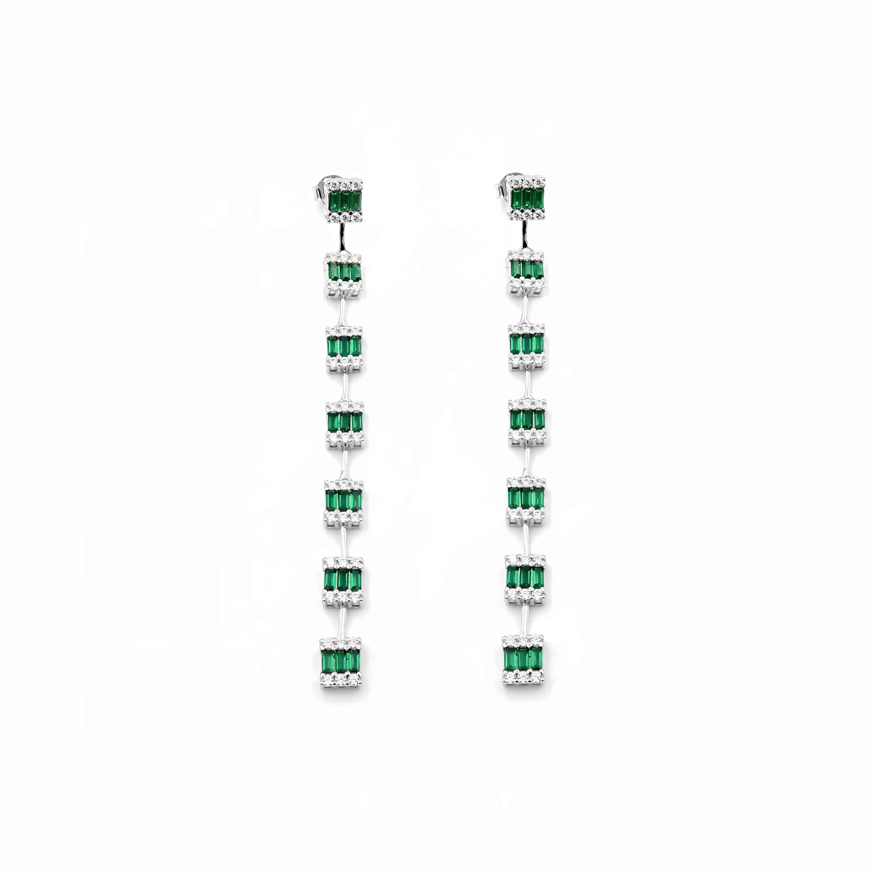 עגילי ערב בעיצוב נקי ויוקרתי, עם קריסטלים ירוקים בגוון אזמרגד – תכשיט שמעניק מראה רענן, צעיר ונועז, עם קריצה של קלאסיקה.
#סטייל_חגיגי #ירוק_ונוצץ #עגילים_לערב_מיוחד #קריסטל_אזמרגד #תכשיטים_לנשים_אלגנטיות