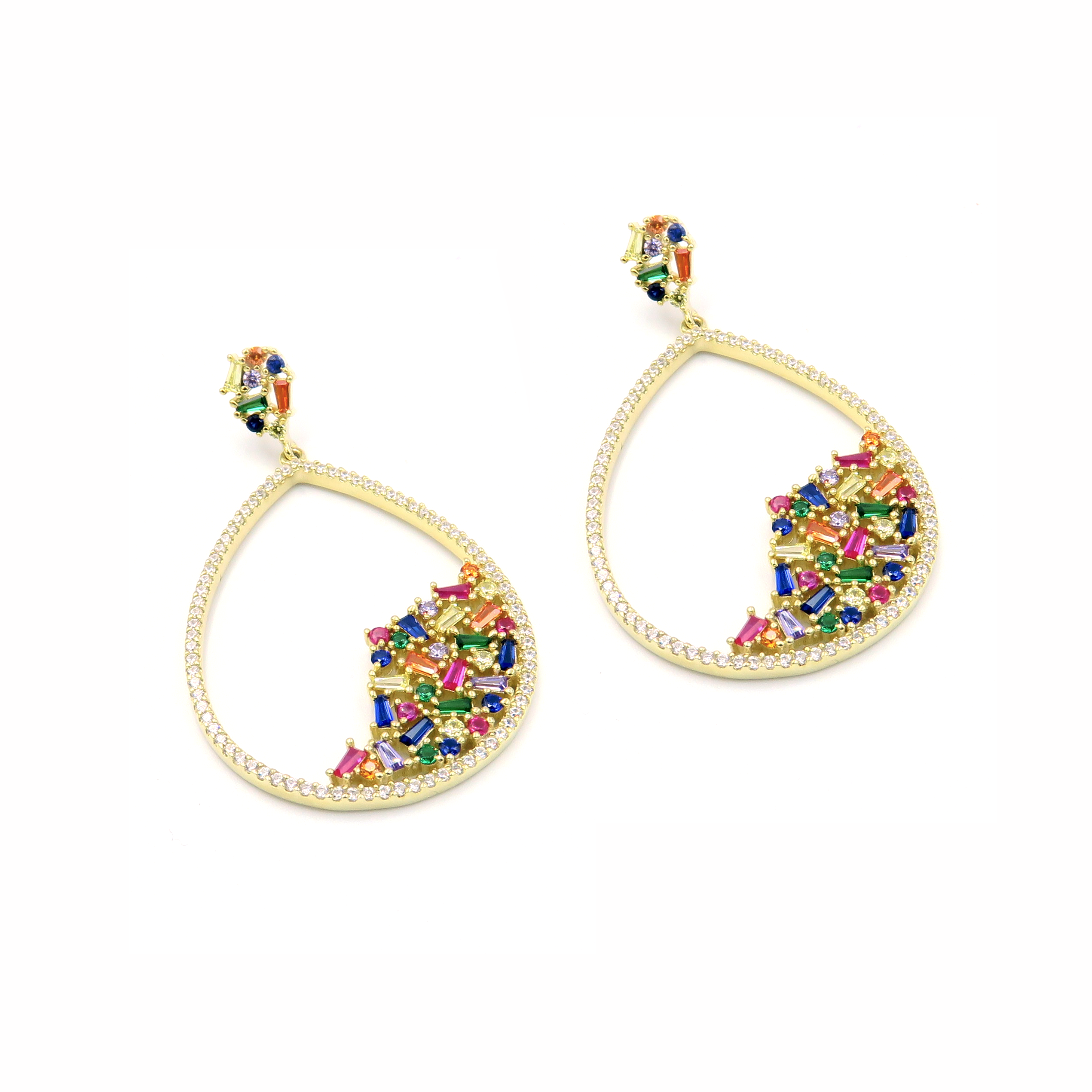 עגילי ערב עשויים כסף אמיתי בציפוי זהב איכותי, משובצים קריסטלים מרהיבים בגווני מולטיקולור – ליצירת תכשיט יוקרתי עם אווירה שמחה, נשית ואצילית. מושלמים לנשים שאוהבות לשלב בין קלאסיקה לצבע, בין עידון לבולטות, בין זהב לאור.
#עגילים_יוקרתיים #תכשיטי_ערב_מיוחדים #זהב_וצבע #תכשיטי_נשיות #מולטיקולור_אלגנטי #עגילים_מרהיבים