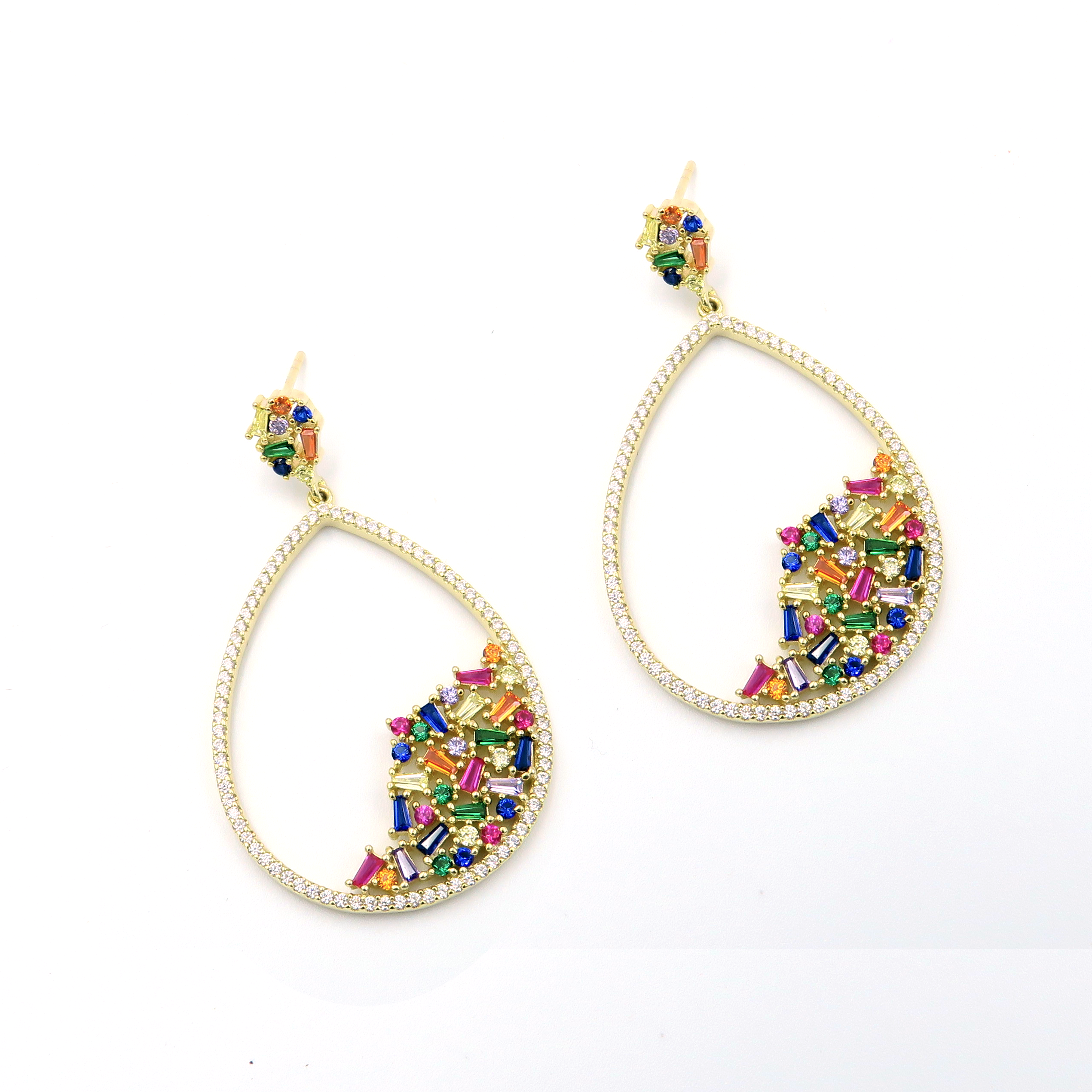 עגילי ערב יוקרתיים בעיצוב מוקפד לנשים שאוהבות סטייל עם נוכחות שקטה. עשויים כסף סטרלינג 925 בציפוי זהב מבריק, ומשובצים בקריסטלים נוצצים בגווני מולטיקולור – ורוד עדין, ירוק מרענן, טורקיז חלומי וזהב חם. השילוב בין הזהב לצבעים יוצר מראה יוקרתי עם קריצה צעירה ורעננה, שמתאים לאירועים, חתונות, הופעות מיוחדות או סתם ערב שבו בא לך להרגיש חגיגית.
העגילים קלים לנשיאה ומחמיאים מאוד לתווי הפנים – מושלמים עם שיער אסוף או מראה חלק ונקי. מתנה מרשימה עם נגיעה אישית ונשית במיוחד.
#עגילי_ערב_יוקרתיים #קריסטלים_מולטיקולור #ציפ