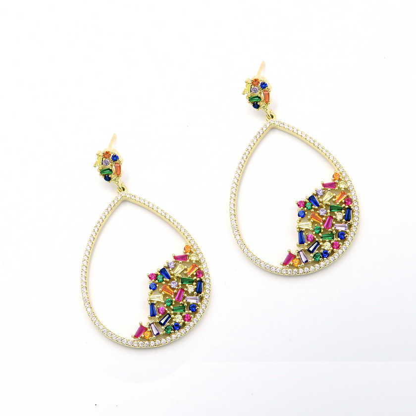 עגילי ערב יוקרתיים בעיצוב מוקפד לנשים שאוהבות סטייל עם נוכחות שקטה. עשויים כסף סטרלינג 925 בציפוי זהב מבריק, ומשובצים בקריסטלים נוצצים בגווני מולטיקולור – ורוד עדין, ירוק מרענן, טורקיז חלומי וזהב חם. השילוב בין הזהב לצבעים יוצר מראה יוקרתי עם קריצה צעירה ורעננה, שמתאים לאירועים, חתונות, הופעות מיוחדות או סתם ערב שבו בא לך להרגיש חגיגית.
העגילים קלים לנשיאה ומחמיאים מאוד לתווי הפנים – מושלמים עם שיער אסוף או מראה חלק ונקי. מתנה מרשימה עם נגיעה אישית ונשית במיוחד.
#עגילי_ערב_יוקרתיים #קריסטלים_מולטיקולור #ציפ