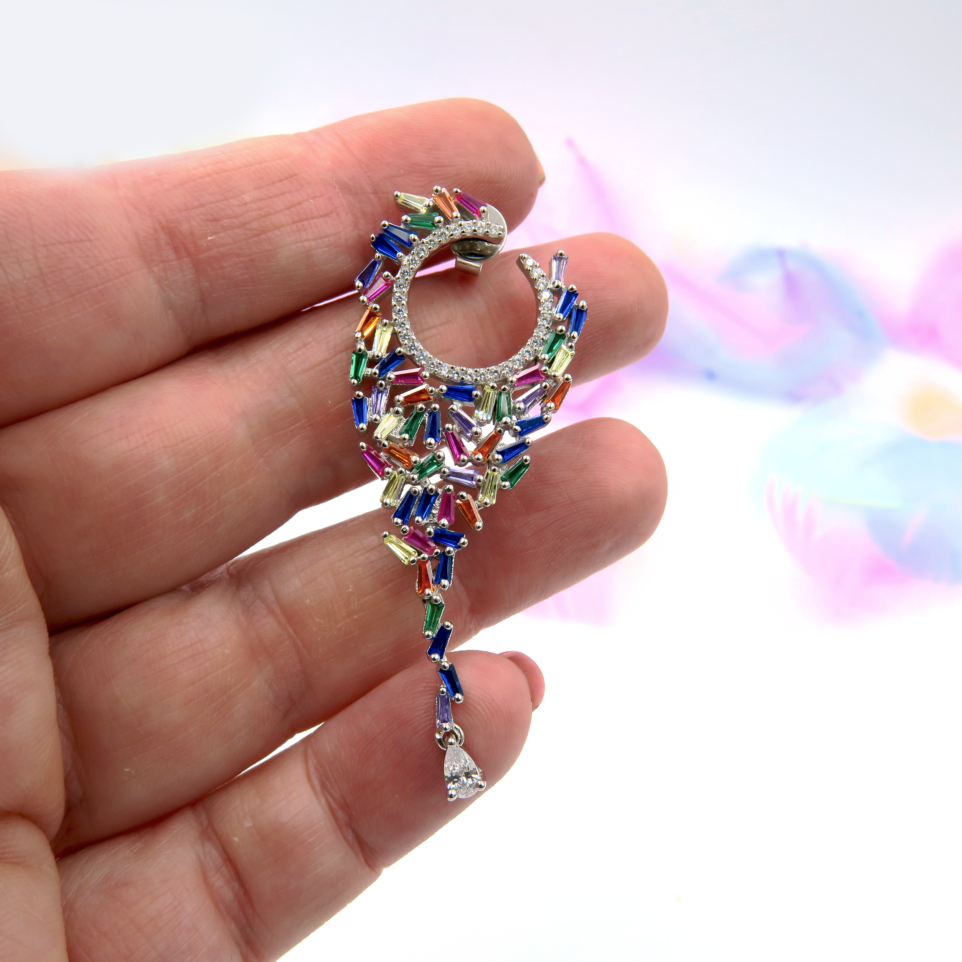 עגילים מעודנים לערב, עשויים כסף אמיתי, עם שיבוץ קריסטלים צבעוניים בגוונים משתנים – ורוד, טורקיז, ירוק וזהב. מושלמים להשלמת הופעת ערב יוקרתית עם טאץ׳ צבעוני רך, שזוהר בכל תנועה. מתאים לאירועים חגיגיים, מסיבות או דייט חשוב.
#תכשיטי_ערב #עגילי_קריסטלים_מולטיקולור #כסף_אמיתי #עגילים_עדינים #סטייל_אלגנטי #תכשיטים_בולטים #נשיות_וזוהר