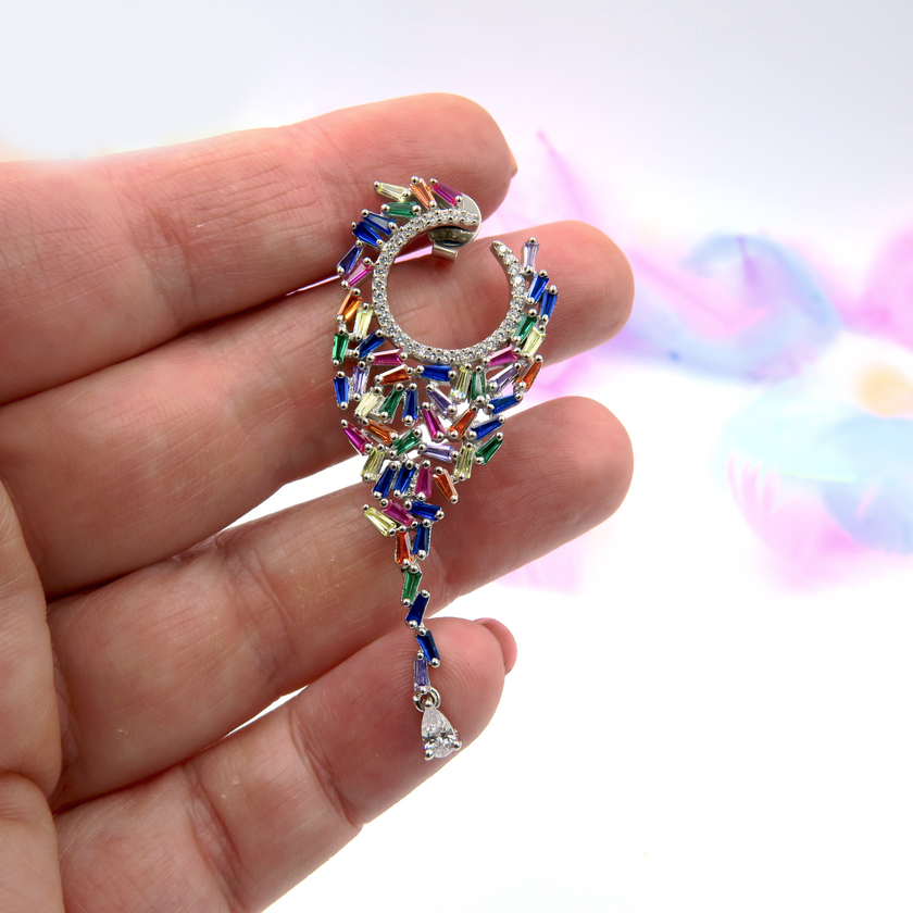 עגילים מעודנים לערב, עשויים כסף אמיתי, עם שיבוץ קריסטלים צבעוניים בגוונים משתנים – ורוד, טורקיז, ירוק וזהב. מושלמים להשלמת הופעת ערב יוקרתית עם טאץ׳ צבעוני רך, שזוהר בכל תנועה. מתאים לאירועים חגיגיים, מסיבות או דייט חשוב.
#תכשיטי_ערב #עגילי_קריסטלים_מולטיקולור #כסף_אמיתי #עגילים_עדינים #סטייל_אלגנטי #תכשיטים_בולטים #נשיות_וזוהר