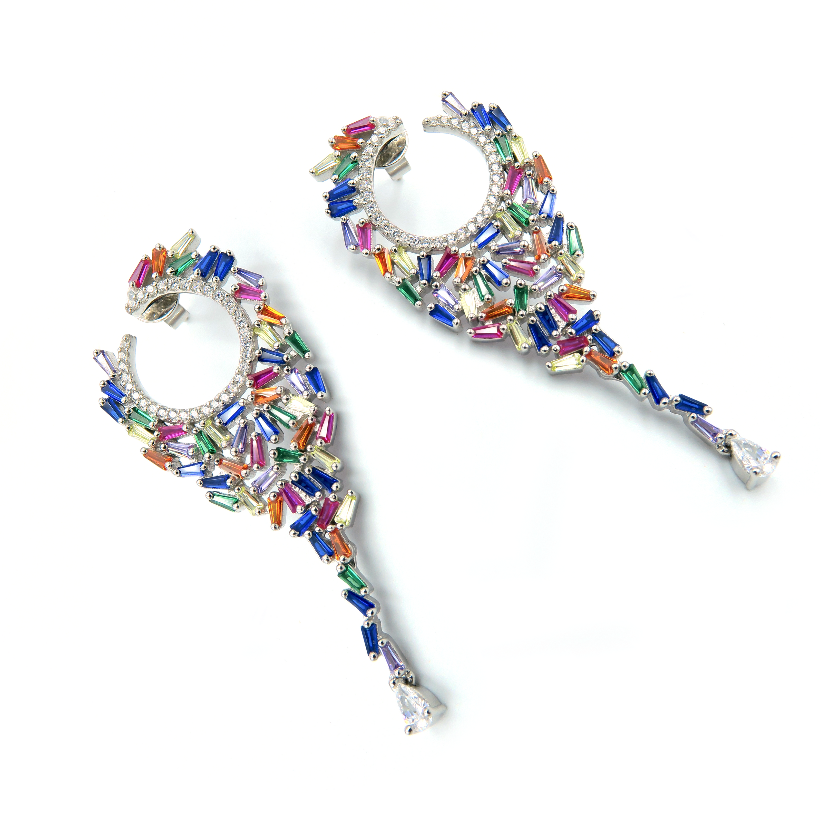 עגילי ערב אלגנטיים בעבודת יד, עשויים כסף סטרלינג טהור (925) ומשובצים בקריסטלים איכותיים בגווני מולטיקולור – ורוד פסטלי, ירוק ברקת, טורקיז עדין ונגיעות זהובות. העיצוב משלב בין יוקרה לאורח חיים צבעוני וקליל, מושלם להופעות ערב, אירועים חגיגיים או כמתנה לנשים עם טעם מיוחד בתכשיטים. כל תנועה יוצרת אפקט מנצנץ שמאיר את הפנים ומשדר נוכחות עדינה.
#עגילים_לאירועים #תכשיטים_מולטיקולור #כסף_925_איכותי #סטייל_נשי_ובוהק #תכשיטי_ערב_מעוצבים #קריסטלים_נצנצים #מתנה_ליוקרתית

