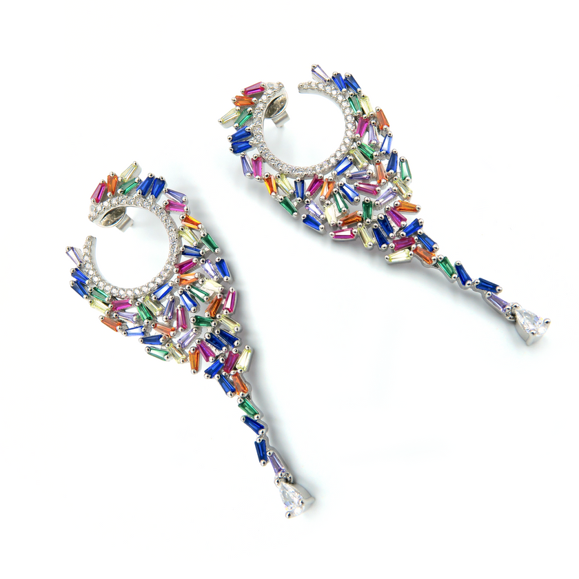 עגילי ערב אלגנטיים בעבודת יד, עשויים כסף סטרלינג טהור (925) ומשובצים בקריסטלים איכותיים בגווני מולטיקולור – ורוד פסטלי, ירוק ברקת, טורקיז עדין ונגיעות זהובות. העיצוב משלב בין יוקרה לאורח חיים צבעוני וקליל, מושלם להופעות ערב, אירועים חגיגיים או כמתנה לנשים עם טעם מיוחד בתכשיטים. כל תנועה יוצרת אפקט מנצנץ שמאיר את הפנים ומשדר נוכחות עדינה.
#עגילים_לאירועים #תכשיטים_מולטיקולור #כסף_925_איכותי #סטייל_נשי_ובוהק #תכשיטי_ערב_מעוצבים #קריסטלים_נצנצים #מתנה_ליוקרתית

