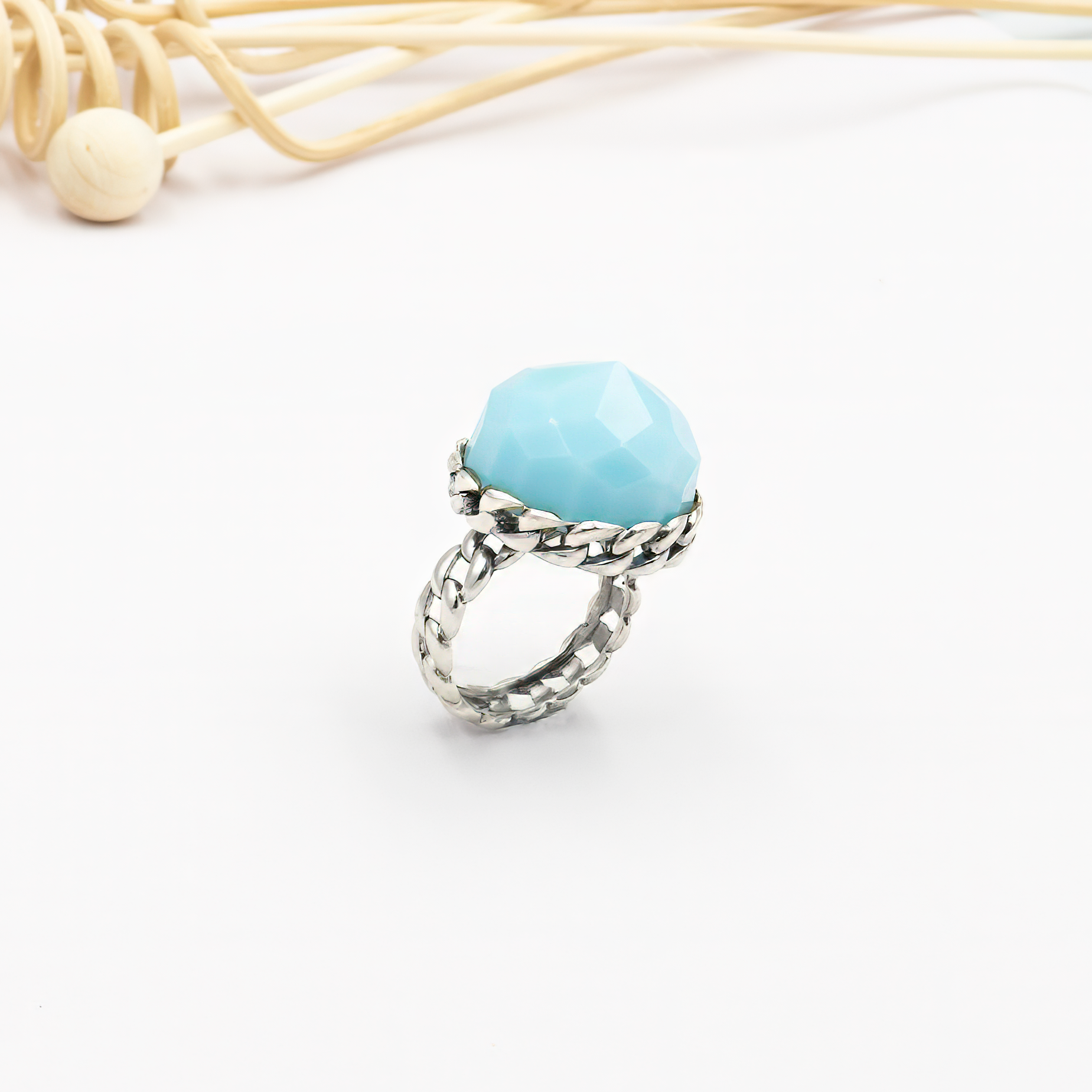 טבעת כסף בעבודת יד, כוללת באבן אופליט אובלית בגוון גוון תכלת פנינתי – צבע שמזכיר שמיים רכים או אור על פני המים. האבן מלוטשת בצורה עגולה חלקה, בעלת שקיפות פנינה קלה ואפקט זוהר פנימי שמתחלף לפי התאורה. הטבעת משדרת עידון, השראה פנימית ונוכחות שמושכת מבטים בלי להתאמץ. שילוב בין מתכת הכסף הקרה לבין הגוון התכול הרך יוצר איזון בין אסתטיקה נשית, בין אלגנטיות לאור טבעי. מתאימה לנשים שמחפשות השתקפות פנימית – רכה אך מדויקת, רגישה אך חזקה. מושלמת כמתנה עם משמעות, פריט יומיומי עם שובל של יופי, או כתכשיט לאירוע חגיגי באו