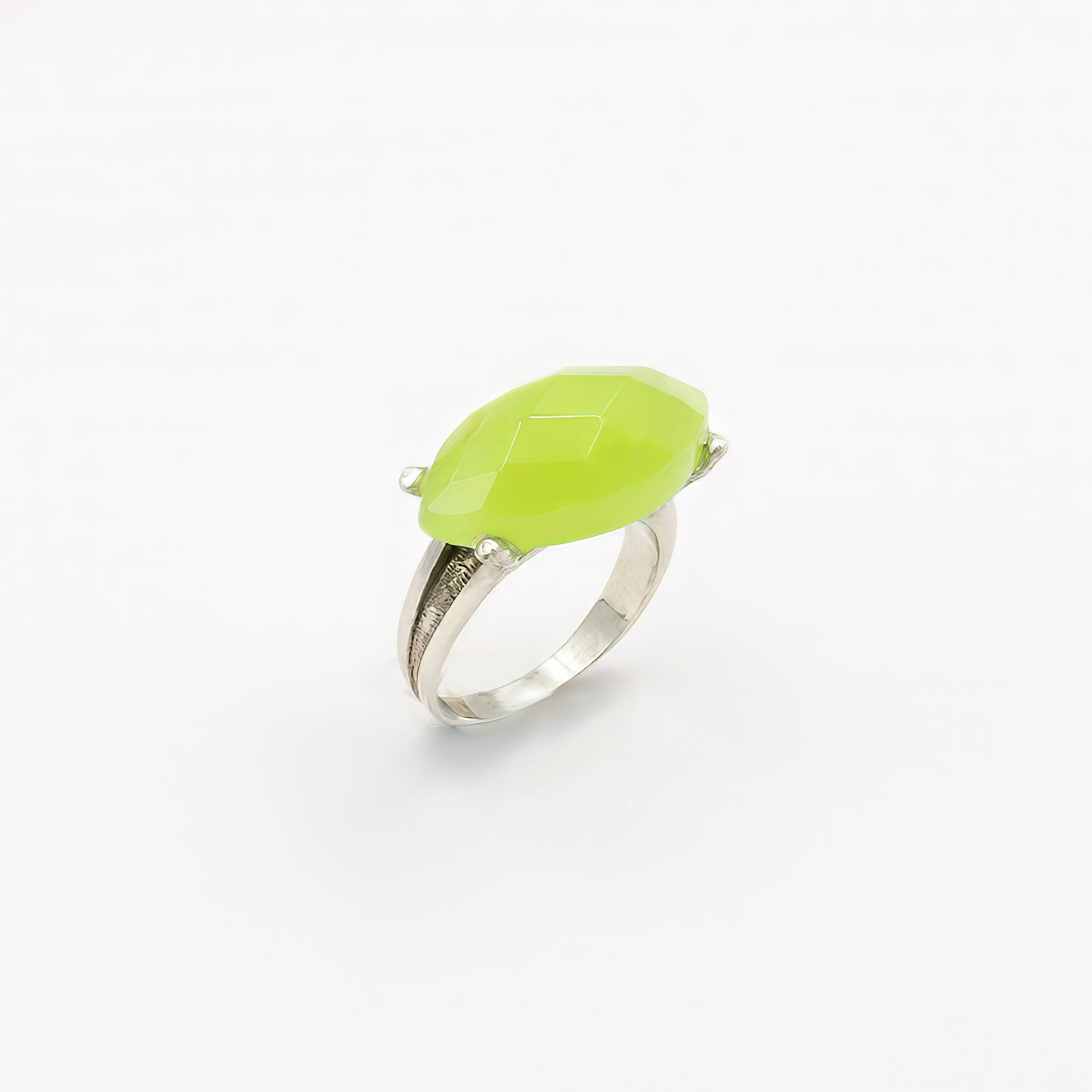 טבעת כסף משולבת עם אופליט בגוון של ליים