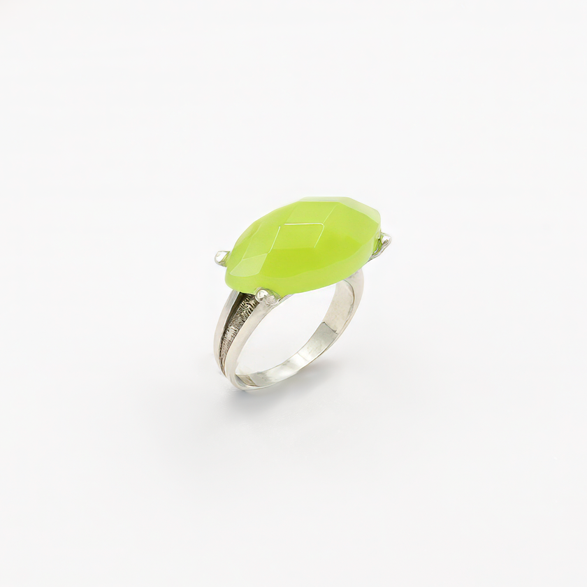 טבעת כסף משולבת עם אופליט בגוון של ליים